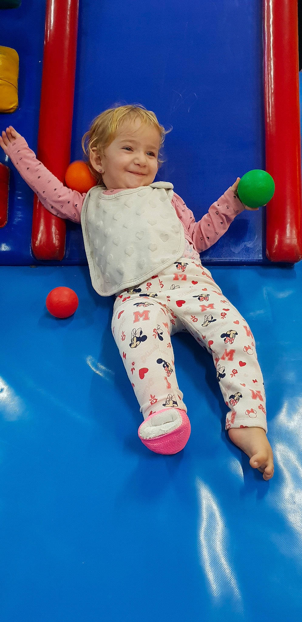 Emeline participe au concours pour gagner de l'argent avec cette photo : blue, boy, child, fun, girl, indoor_games_and_sports, infant, joy, leisure, person, play, product, recreation, red, sitting, toddler, vacation