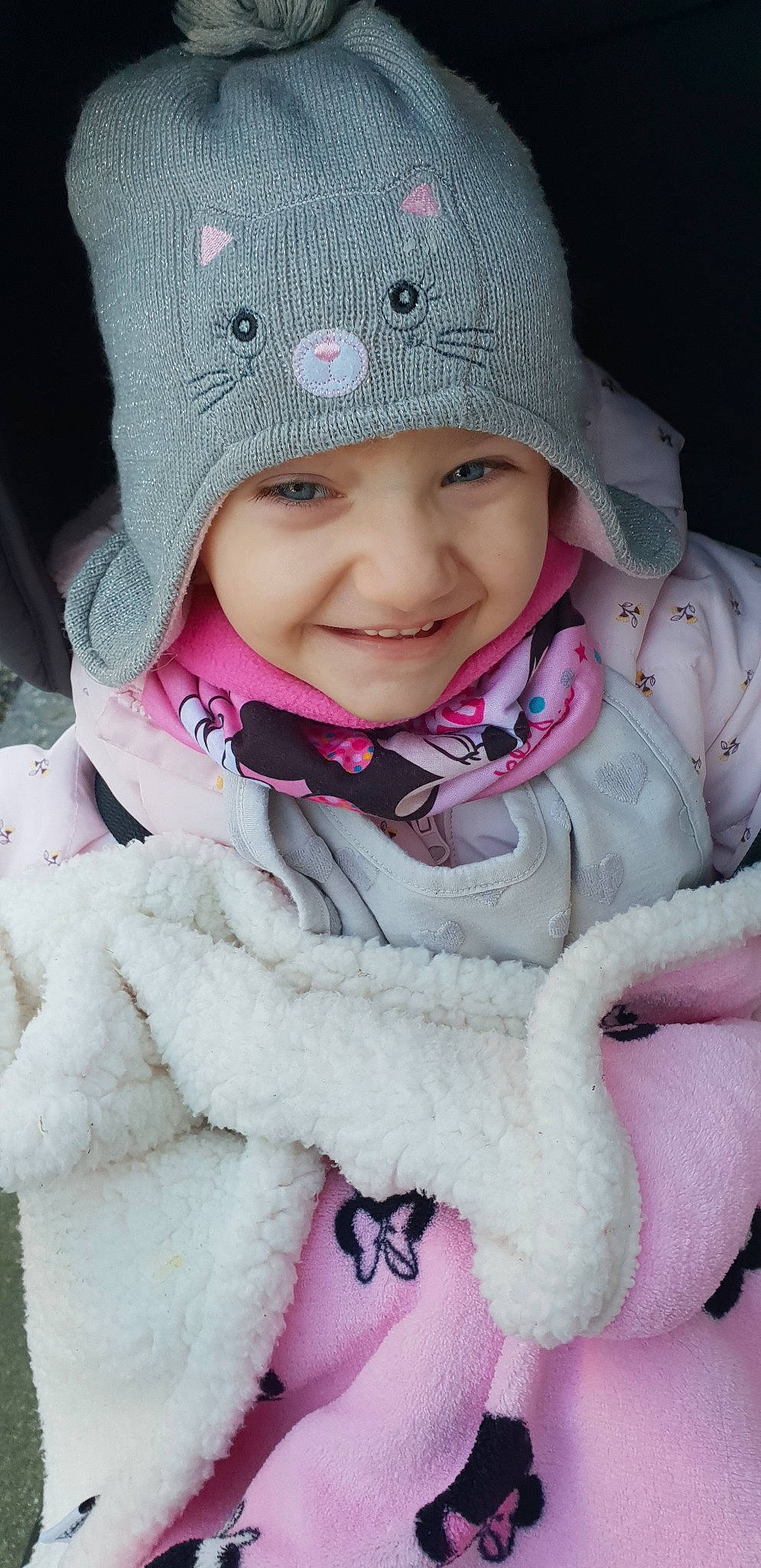 Emeline a rejoint le concours — aidez-le/la à gagner de superbes lots ! bonnet, cheek, child, eye, girl, head, headgear, infant, joy, knit_cap, knitting, nose, person, pink, product, purple, skin, smile, textile, toddler