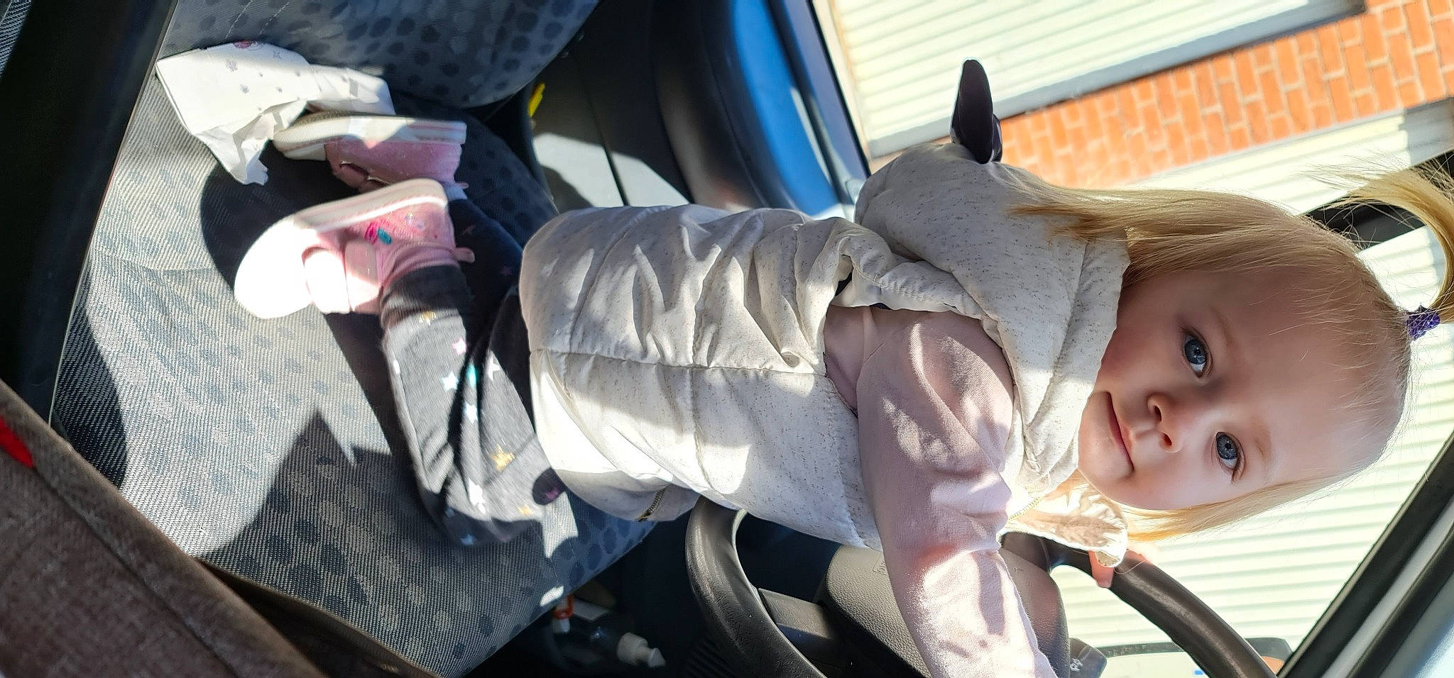 Célia participe au concours pour gagner de l'argent avec cette photo : auto_part, automotive_exterior, automotive_wheel_system, baby, baby_carriage, baby_products, bumper, car_seat, car_seat_cover, child, family_car, luxury_vehicle, motor_vehicle, person, smile, steering_wheel, toddler, tree, vehicle, vehicle_door