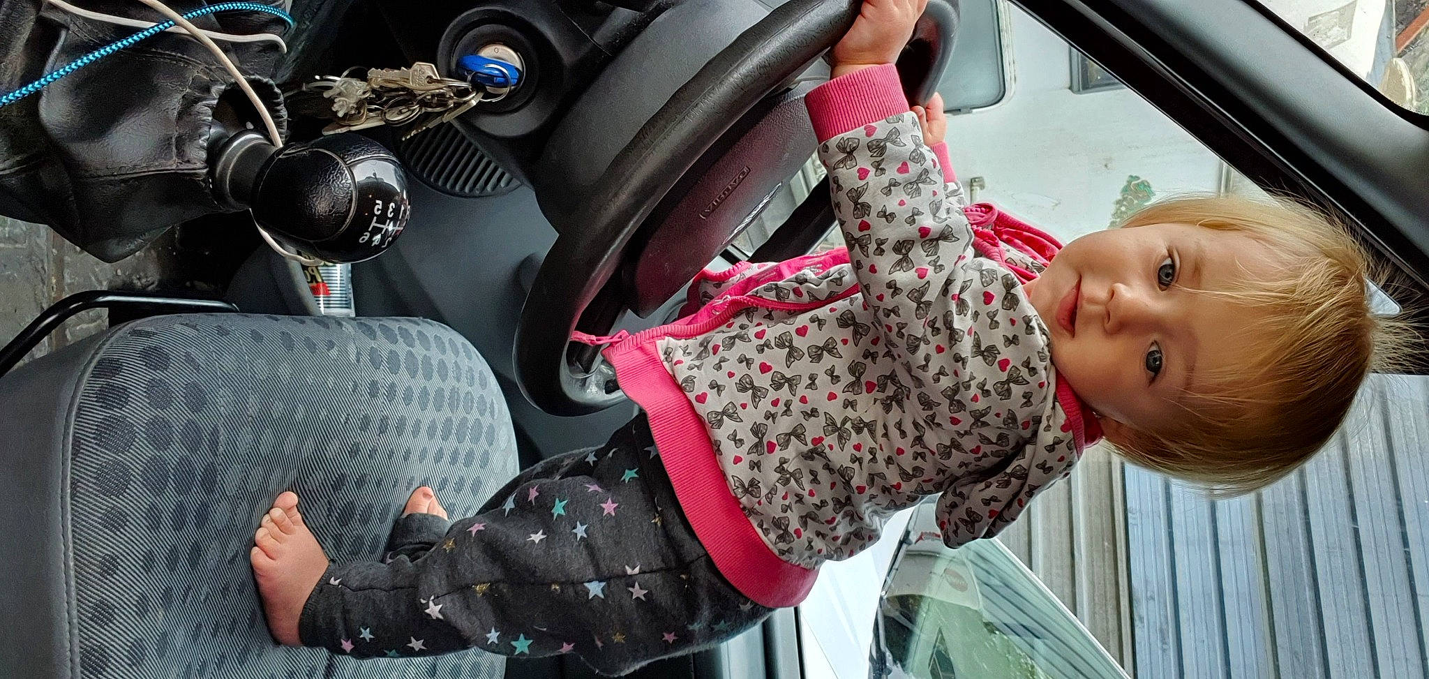 Célia a rejoint le concours — aidez-le/la à gagner de superbes lots ! auto_part, baby, car_seat, child, person, toddler, vehicle, vehicle_door