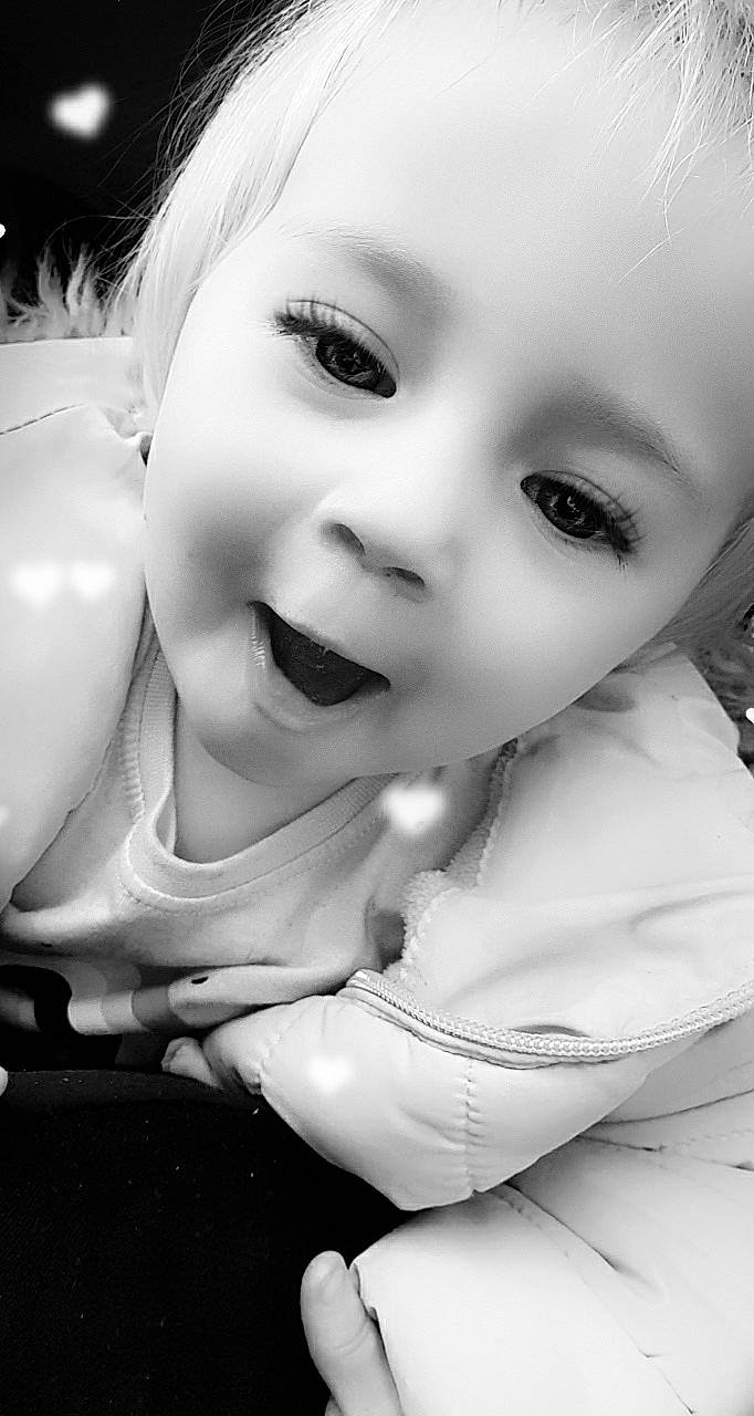 Cèlia a rejoint le concours — aidez-le/la à gagner de superbes lots ! beauty, black, black_and_white, cheek, child, eye, face, head, iris, lip, monochrome, monochrome_photography, mouth, nose, organ, person, photography, skin, smile, toddler