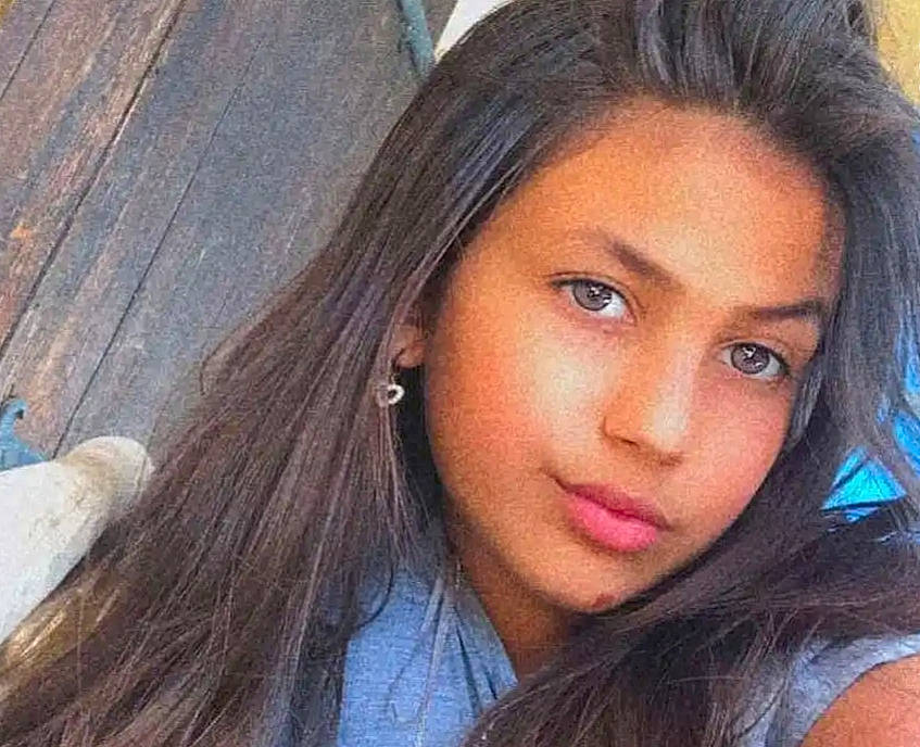 Clara a rejoint le concours — aidez-le/la à gagner de superbes lots ! black_hair, cheek, chin, cool, ear, eyebrow, eyelash, forehead, gesture, happy, iris, jaw, layered_hair, lip, mouth, neck, nose, person, selfie, skin