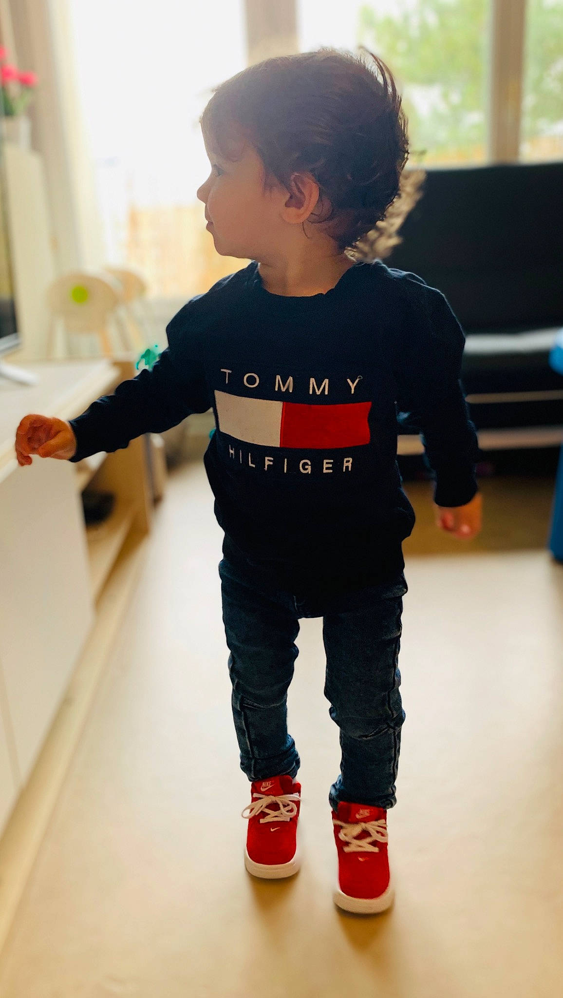 Josef participe au concours pour gagner de l'argent avec cette photo : baby, child, clothing, cool, footwear, joint, leg, long_sleeved_t_shirt, male, outerwear, person, play, shoe, sleeve, sportswear, standing, t_shirt, toddler, top, trousers
