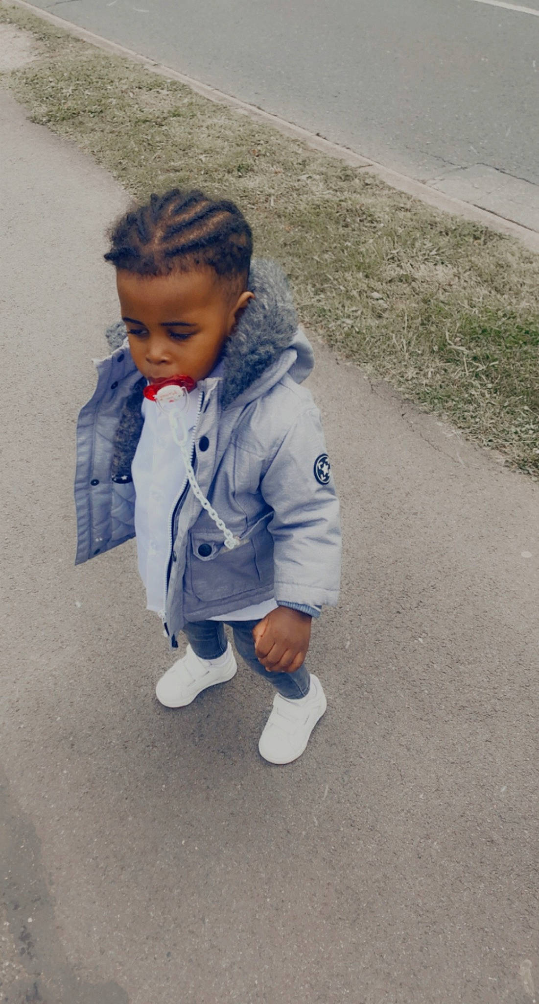 Alexis participe au concours pour gagner de l'argent avec cette photo : asphalt, baby_toddler_clothing, child, denim, electric_blue, fun, grass, happy, person, play, recreation, road, road_surface, shadow, sitting, sleeve, soil, toddler, uniform