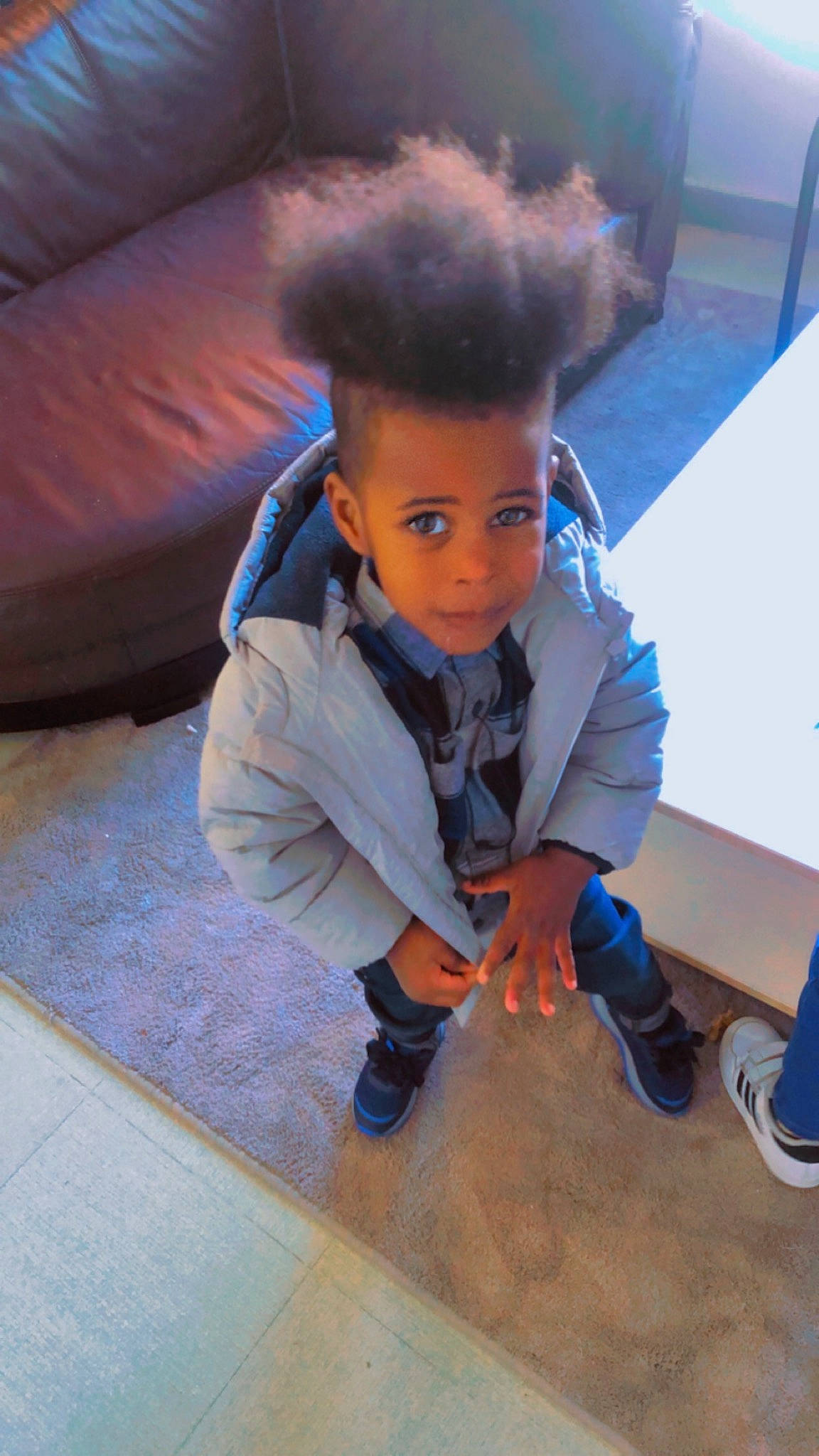 Alexis participe au concours pour gagner de l'argent avec cette photo : blue, boot, child, couch, denim, electric_blue, floor, flooring, fun, fur, happy, hardwood, leisure, person, sandal, sitting, sleeve, slipper, sneakers, toddler