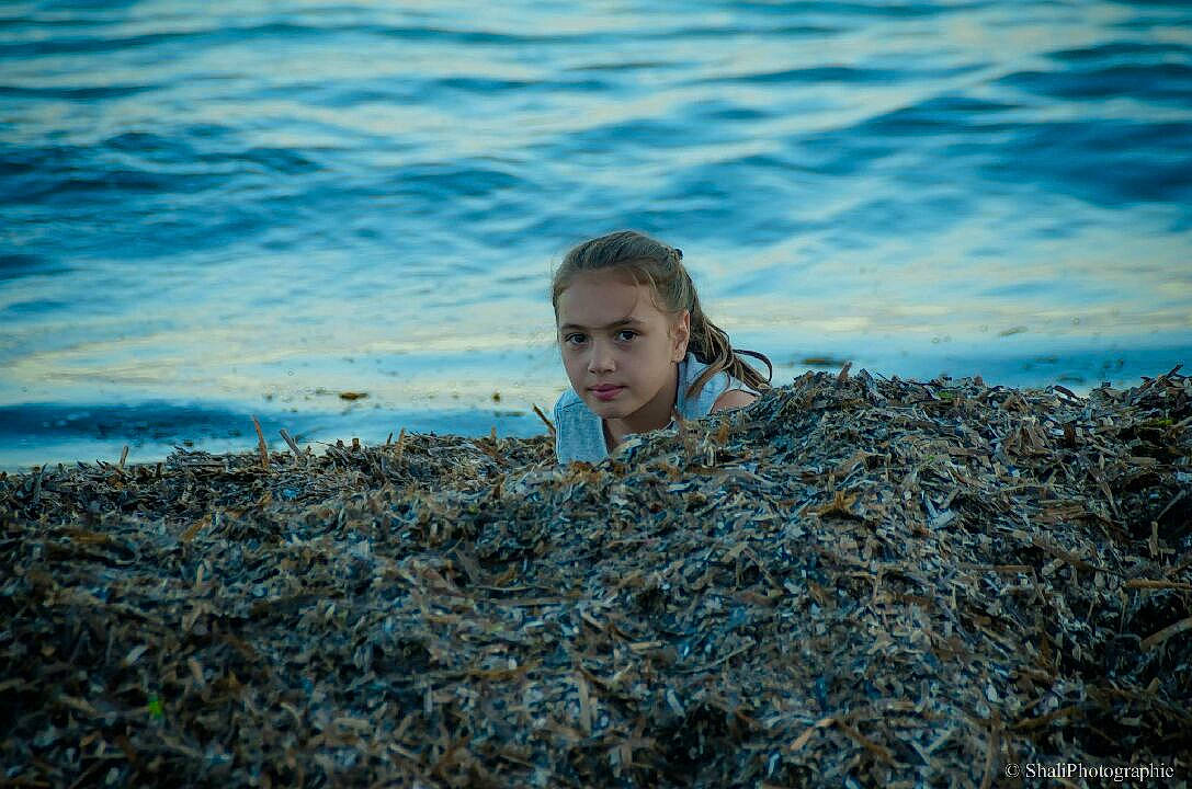 Lou-ann participe au concours pour gagner de l'argent avec cette photo : beach, cloud, coast, coastal_and_oceanic_landforms, grass, ocean, person, photography, plant, rock, sea, seaweed, sky, vacation, water, wave