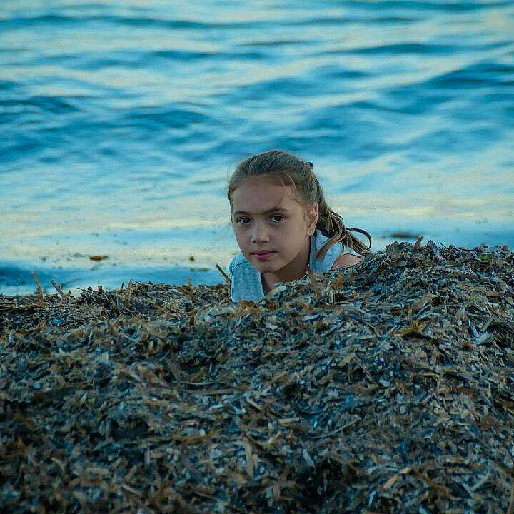 Lou-ann participe au concours pour gagner de l'argent avec cette photo : beach, cloud, coast, coastal_and_oceanic_landforms, grass, ocean, person, photography, plant, rock, sea, seaweed, sky, vacation, water, wave