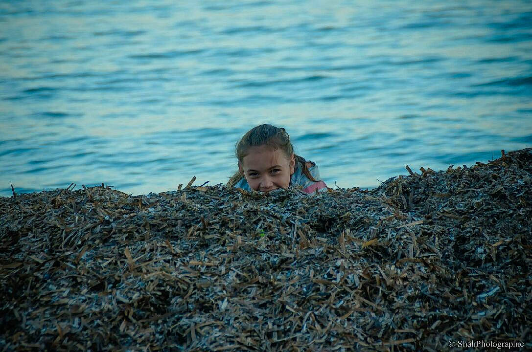 Lou-ann a rejoint le concours — aidez-le/la à gagner de superbes lots ! beach, coast, coastal_and_oceanic_landforms, joy, leisure, ocean, person, photography, plant, rock, sea, sky, tree, vacation, water, wave