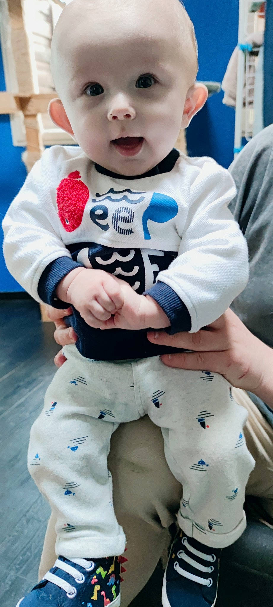 Kamil participe au concours pour gagner de l'argent avec cette photo : baby, baby_toddler_clothing, blue, cheek, child, facial_expression, finger, flooring, fun, happy, human_body, joint, pattern, people, person, photograph, sleeve, t_shirt, toddler, white