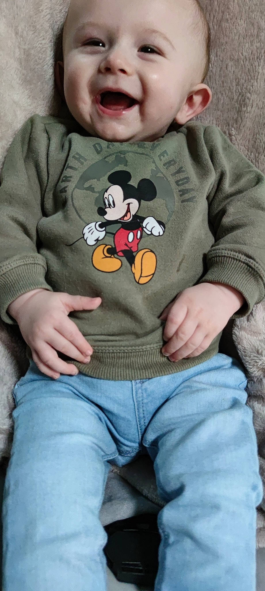 Kamil a rejoint le concours — aidez-le/la à gagner de superbes lots ! arm, baby_toddler_clothing, blue, child, clothing, cool, grass, grey, hand, happy, human, human_body, organ, outerwear, person, sleeve, stuffed_toy, t_shirt, thigh, white