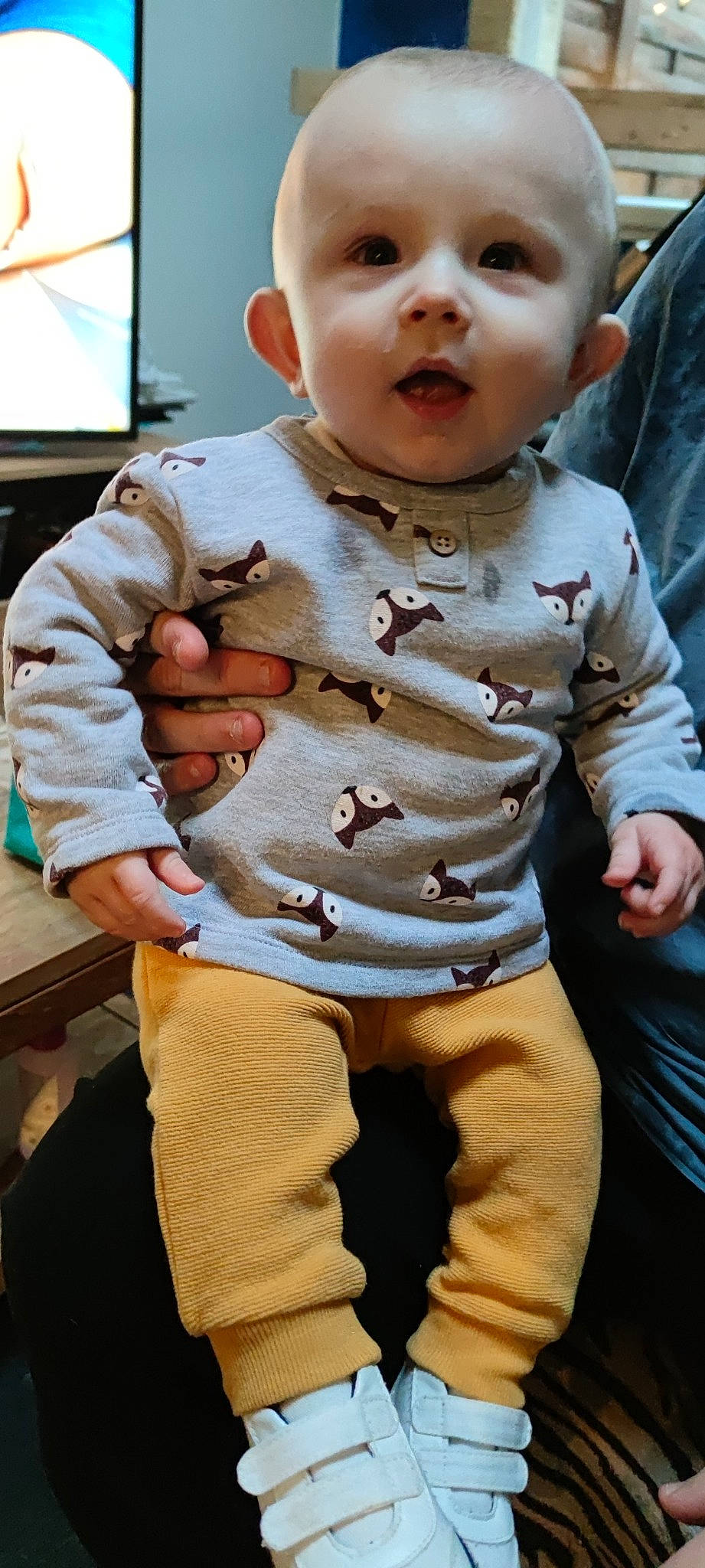 Kamil participe au concours pour gagner de l'argent avec cette photo : baby, baby_toddler_clothing, cheek, chin, cool, eye, facial_expression, finger, gesture, happy, head, joint, mammal, mouth, nose, person, skin, sleeve, stomach, television