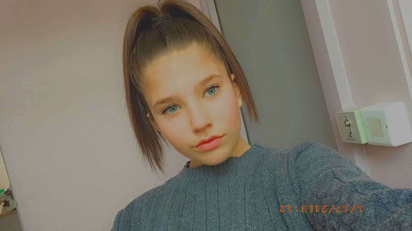 Lena a rejoint le concours — aidez-le/la à gagner de superbes lots ! blond, brown_hair, cheek, chin, creative_arts, eyebrow, eyelash, forehead, hairstyle, iris, jaw, knitting, lip, neck, organ, person, portrait, shoulder, sweater, wool