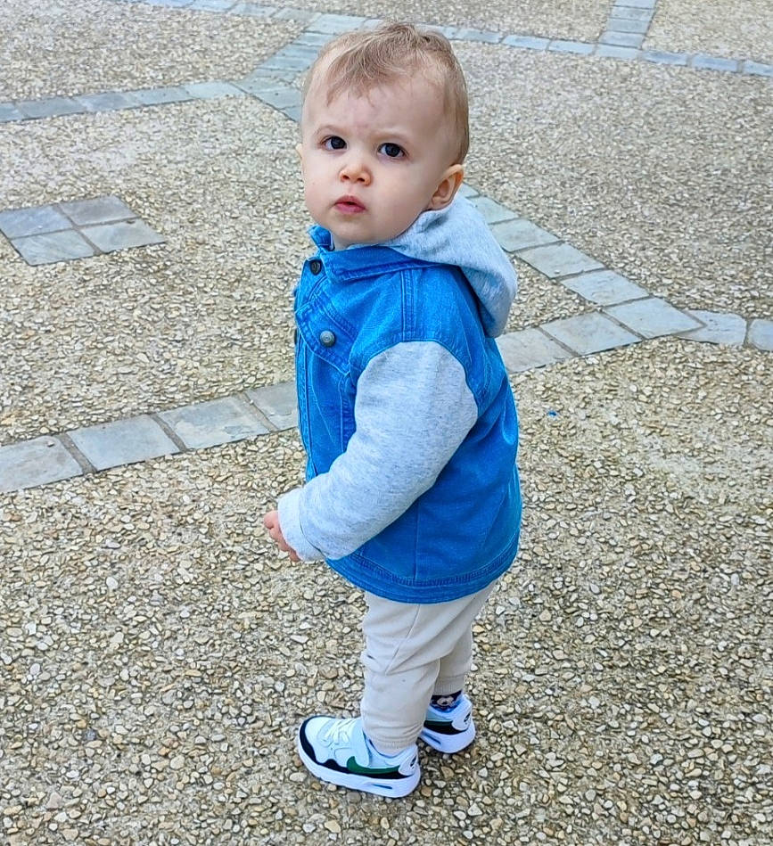 Evan participe au concours pour gagner de l'argent avec cette photo : baby, baby_toddler_clothing, child, cobblestone, concrete, electric_blue, eye, face, flooring, fun, grass, outerwear, pattern, people_in_nature, person, play, road_surface, sitting, sleeve, toddler