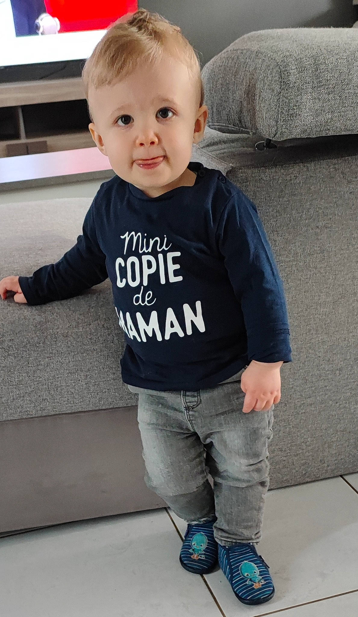 Evan a rejoint le concours — aidez-le/la à gagner de superbes lots ! baby_toddler_clothing, black, cheek, eye, face, facial_expression, hair, head, joint, leg, neck, organ, outerwear, person, photograph, shoulder, skin, sleeve, smile, standing