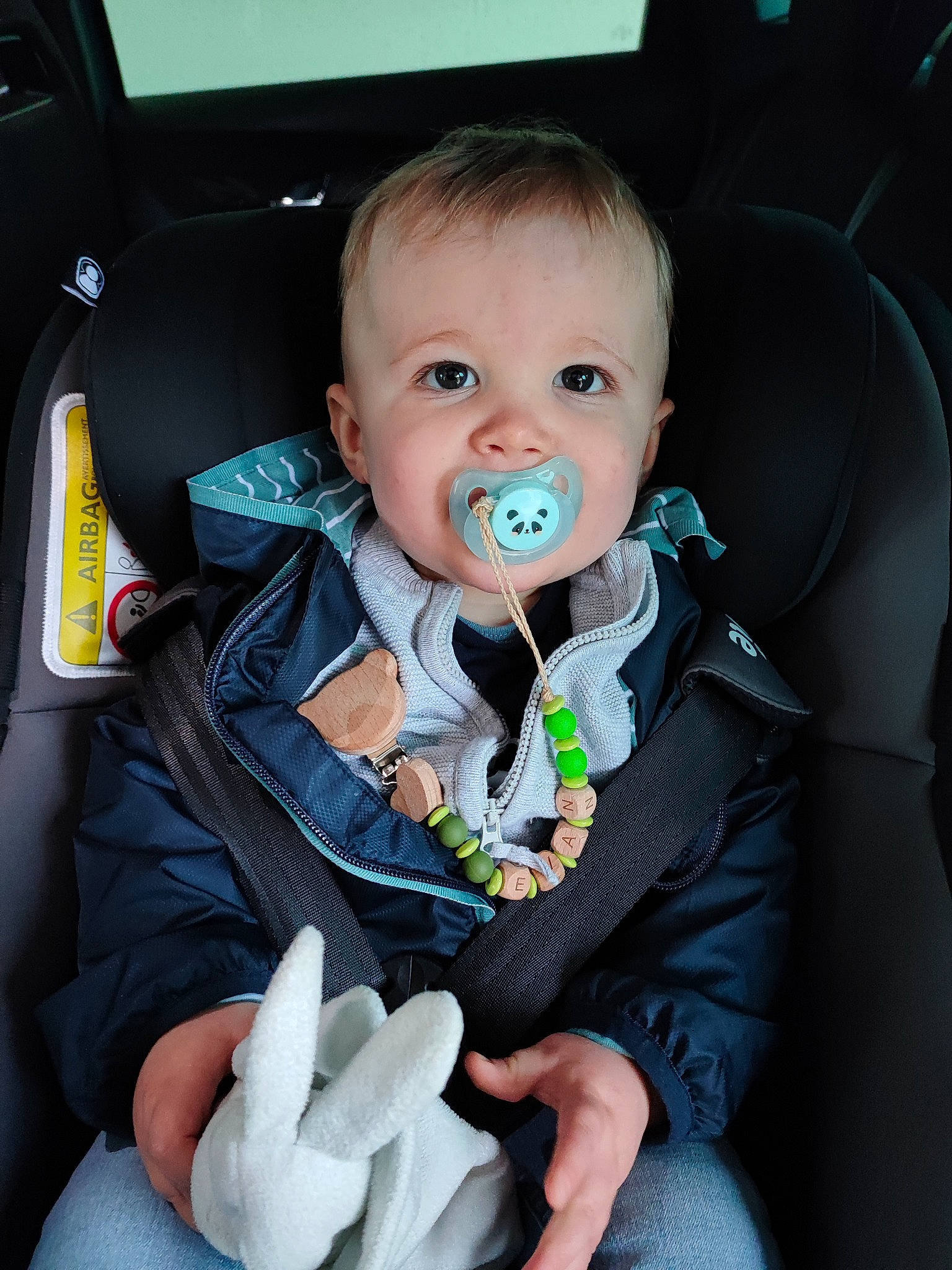 Evan a rejoint le concours — aidez-le/la à gagner de superbes lots ! auto_part, baby, baby_in_car_seat, baby_products, baby_toddler_clothing, car_seat, cheek, child, comfort, finger, gesture, nail, person, product, seat_belt, sitting, skin, thumb, toddler, vehicle_door