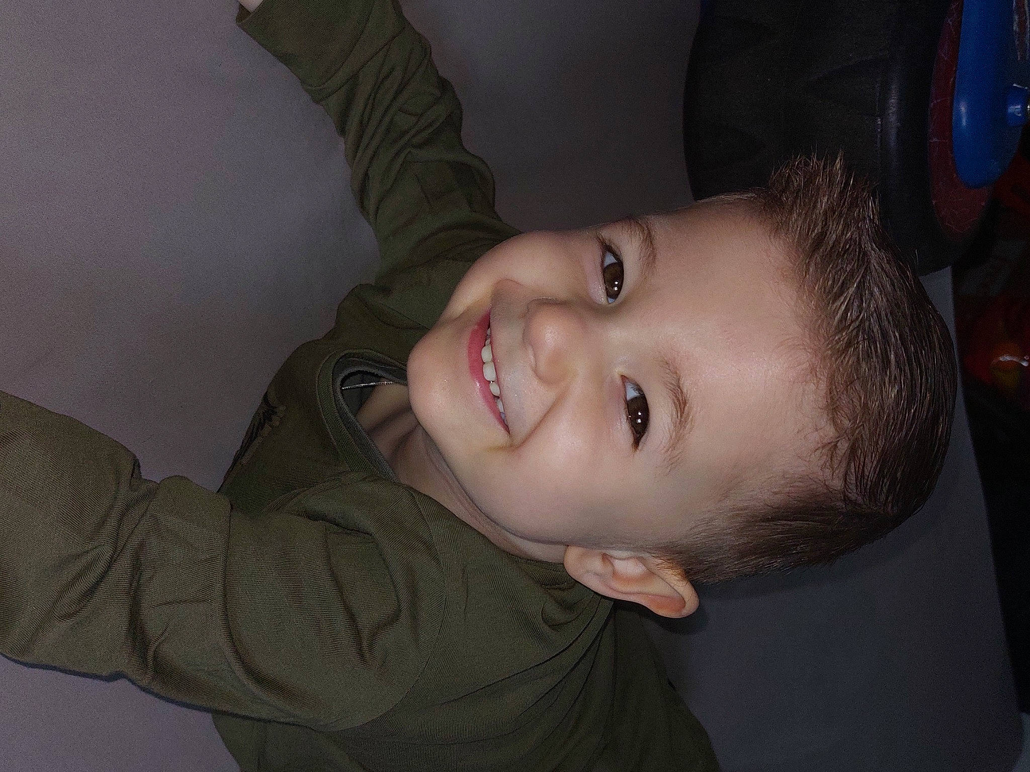 Nolann participe au concours pour gagner de l'argent avec cette photo : cheek, chin, ear, eye, eyebrow, flash_photography, forehead, gesture, happy, iris, jaw, joy, lip, mouth, neck, nose, person, skin, sleeve, smile