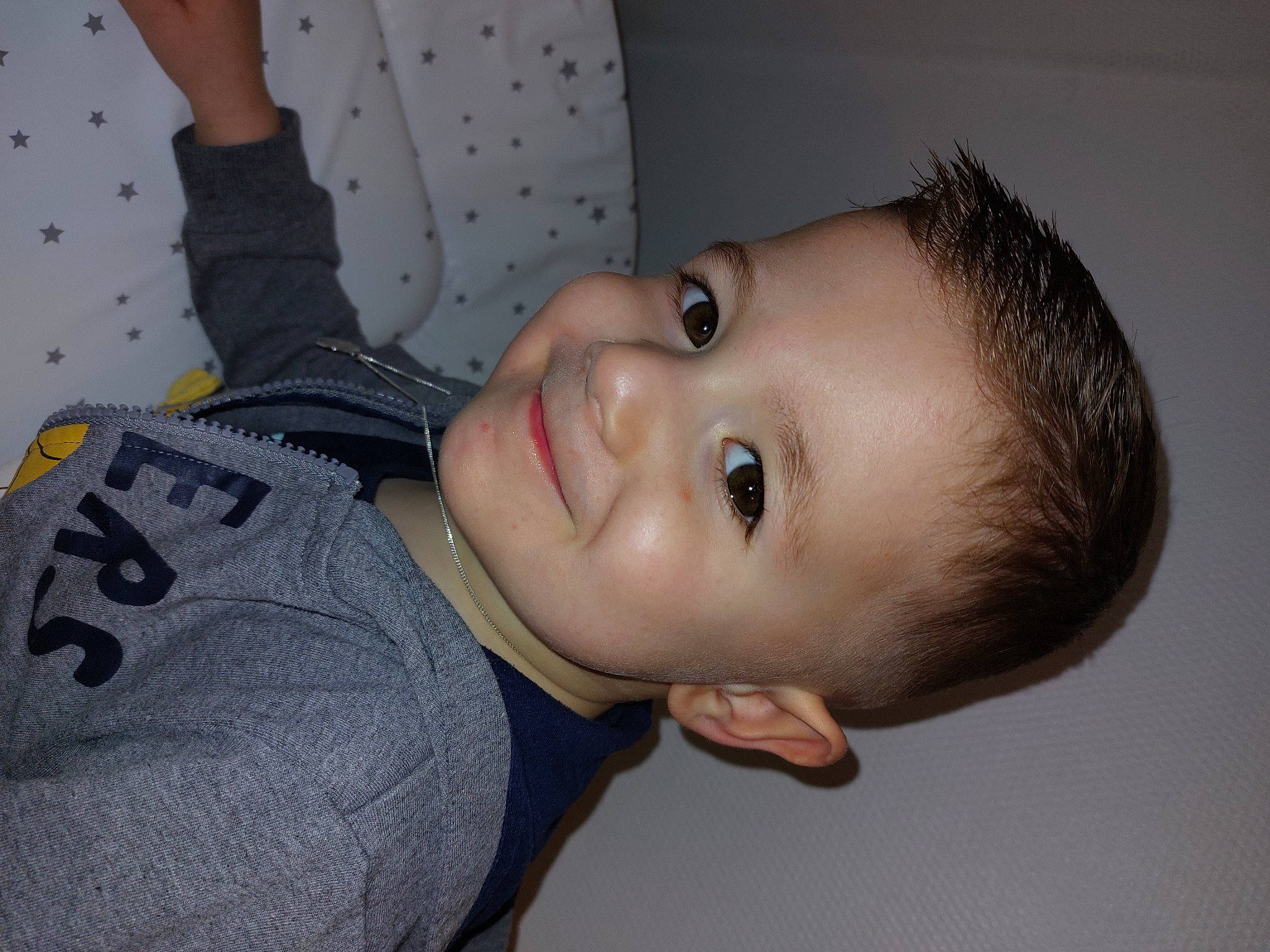 Nolann participe au concours pour gagner de l'argent avec cette photo : cheek, cool, ear, eyelash, finger, flash_photography, forehead, gesture, happy, iris, jaw, joint, joy, lip, mouth, neck, nose, person, skin, sleeve