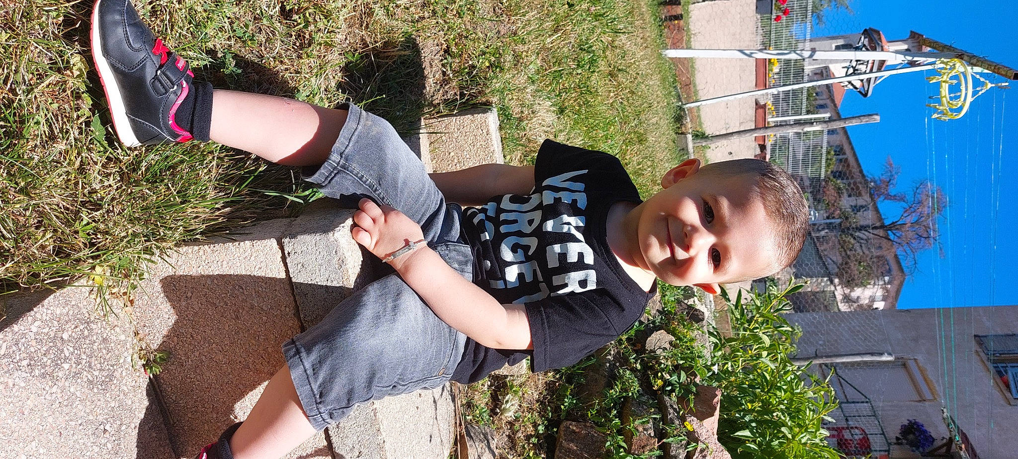 Nolann participe au concours pour gagner de l'argent avec cette photo : beauty, denim, fun, gesture, grass, happy, human_leg, joy, knee, leaf, leisure, people_in_nature, person, plant, sleeve, spring, summer, t_shirt, thigh, toddler