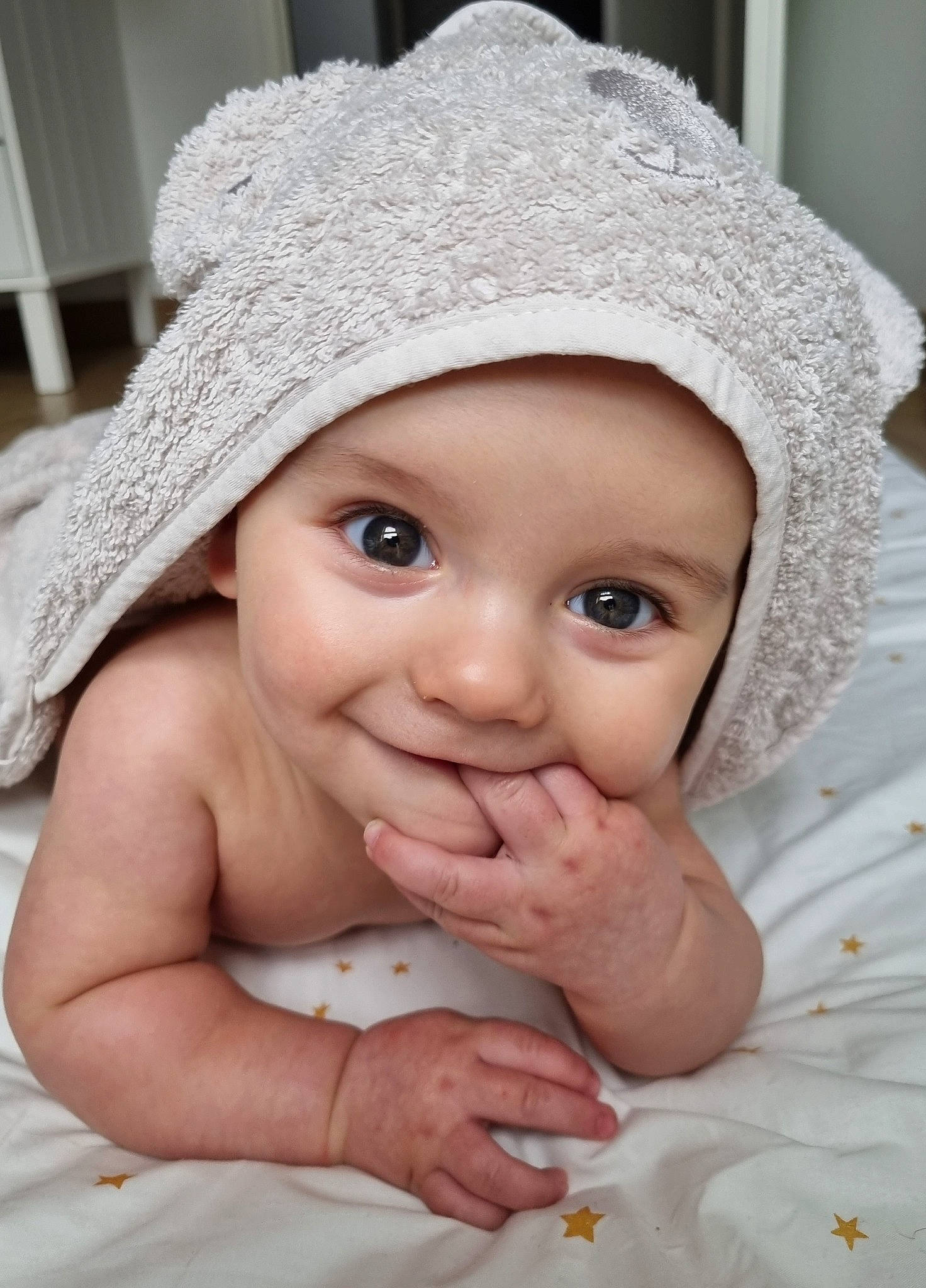 Pablo a rejoint le concours — aidez-le/la à gagner de superbes lots ! baby, cap, child, close_up, comfort, eye, eyebrow, face, facial_expression, gesture, happy, headgear, headwear, iris, linens, lip, nose, person, skin, smile