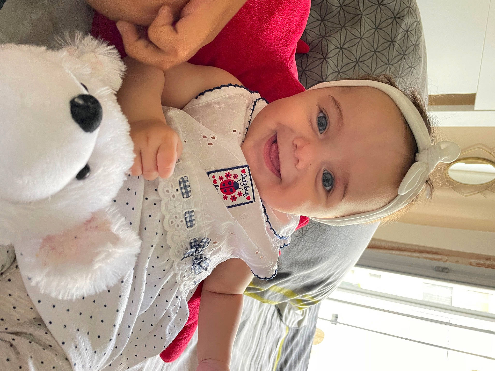 Nala participe au concours pour gagner de l'argent avec cette photo : baby, baby_toddler_clothing, child, comfort, eye, facial_expression, fun, happy, hat, head, joy, mouth, nose, person, product, skin, sleeve, smile, teddy_bear, toddler