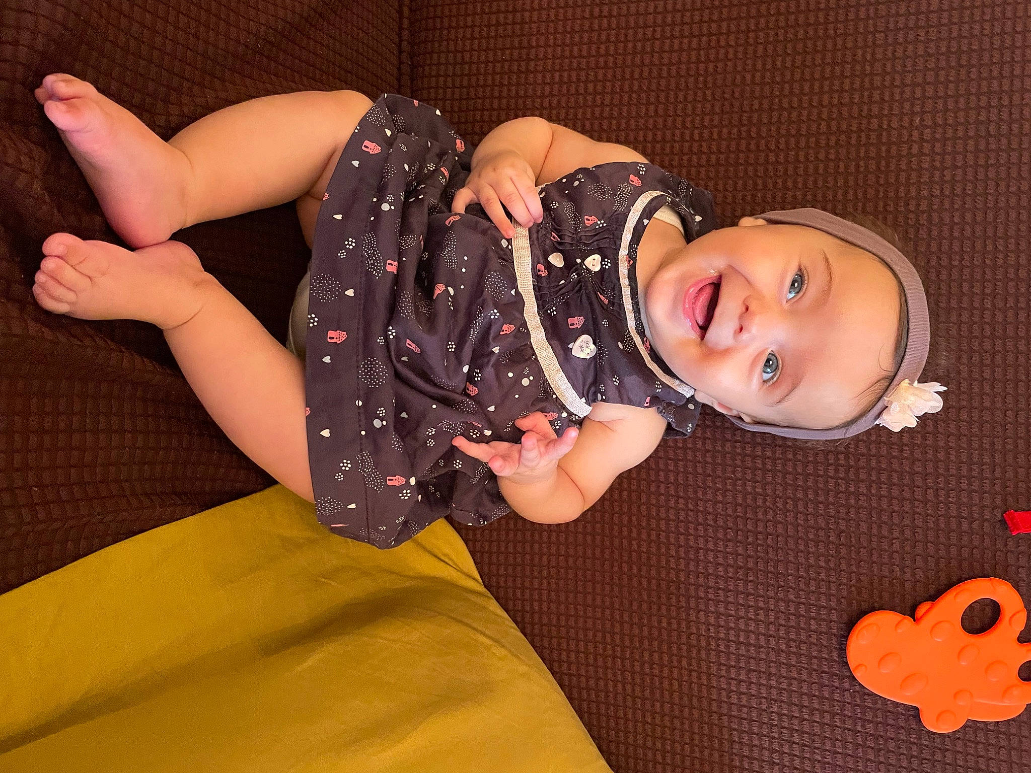 Nala a rejoint le concours — aidez-le/la à gagner de superbes lots ! baby_toddler_clothing, beauty, comfort, facial_expression, finger, flash_photography, fun, happy, headgear, headwear, human_leg, knee, leg, pattern, person, pink, skin, smile, textile, thigh