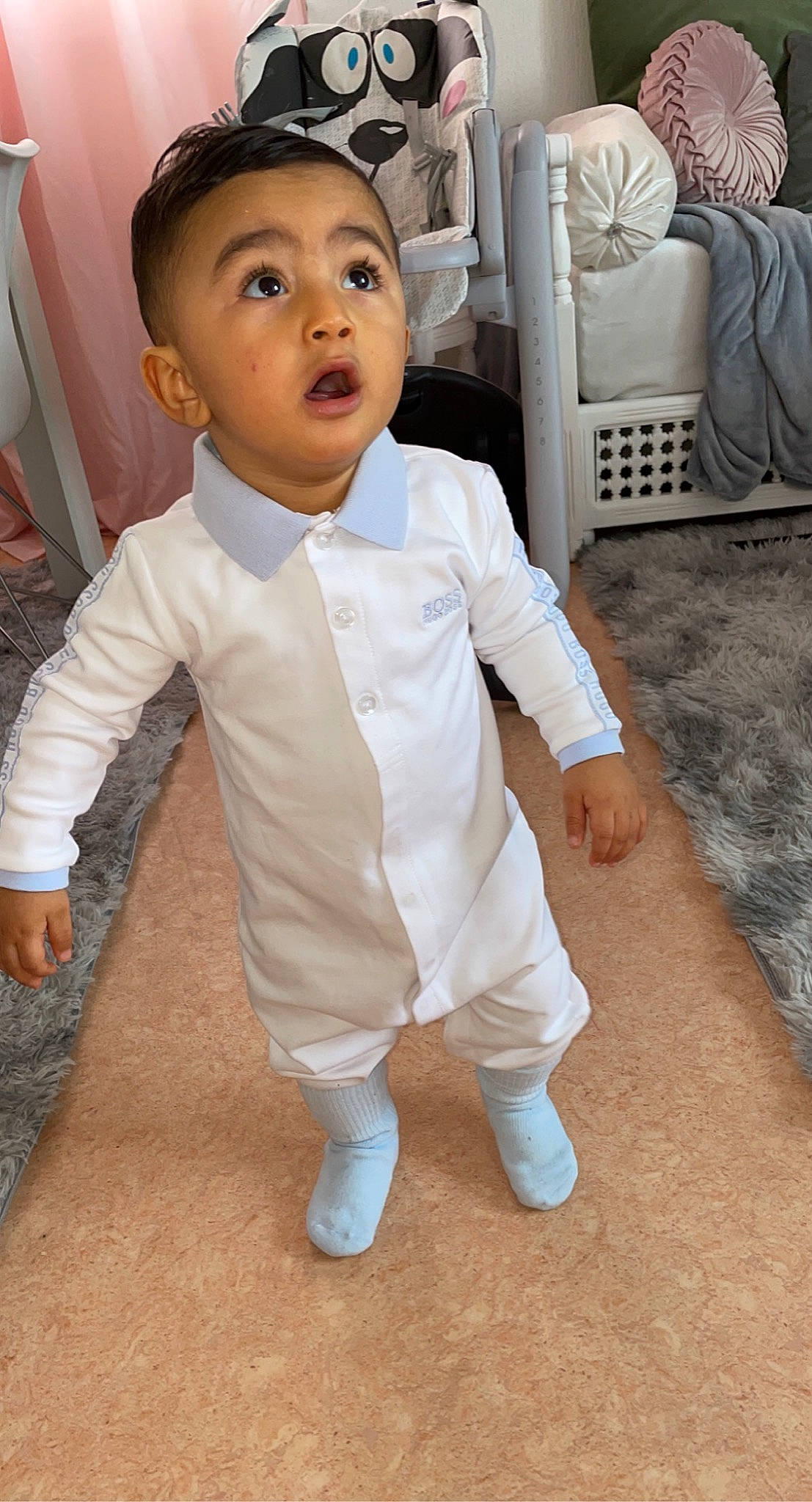Nahyl a rejoint le concours — aidez-le/la à gagner de superbes lots ! baby_toddler_clothing, chair, chin, couch, dress_shirt, eye, face, floor, flooring, formal_wear, gesture, happy, hat, head, human_body, person, skin, sleeve, surprise, tie