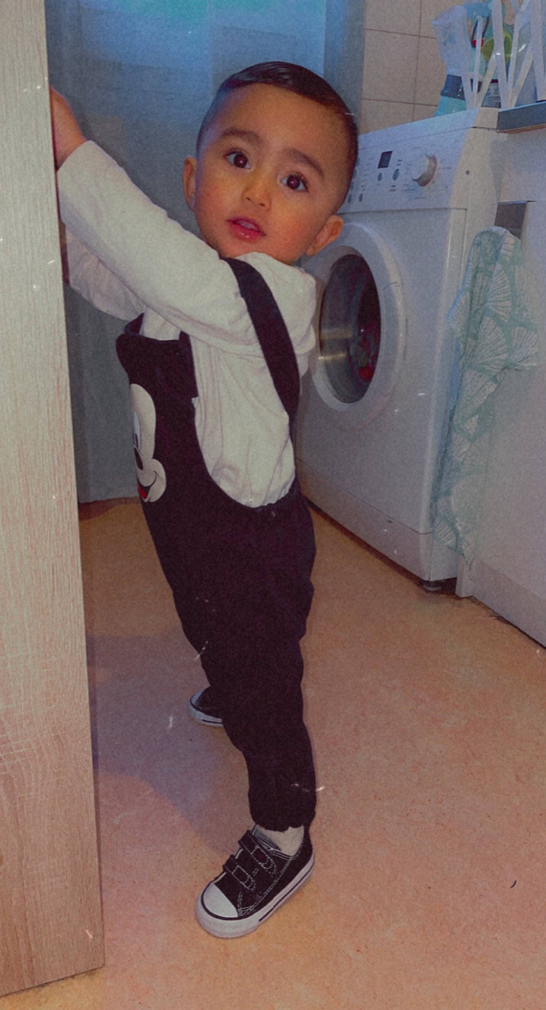 Nahyl participe au concours pour gagner de l'argent avec cette photo : active_pants, baby, baby_toddler_clothing, clothes_dryer, electric_blue, eye, floor, flooring, happy, home_appliance, knee, laundry, laundry_room, leg, person, sleeve, sportswear, t_shirt, thumb, toddler