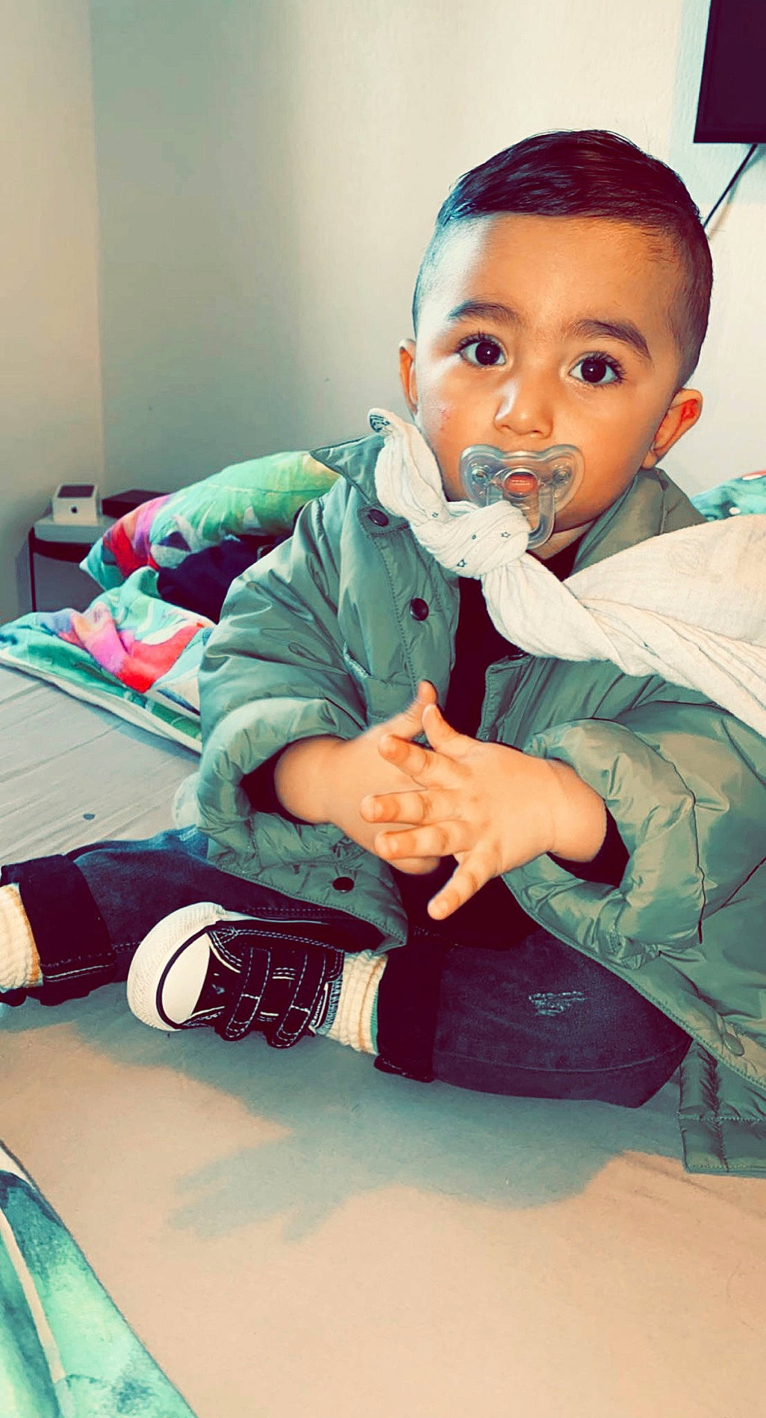 Nahyl a rejoint le concours — aidez-le/la à gagner de superbes lots ! carmine, child, comfort, dress_shirt, elbow, eyelash, finger, formal_wear, fun, gesture, happy, human_leg, knee, person, room, sitting, sleeve, thigh, thumb, tie