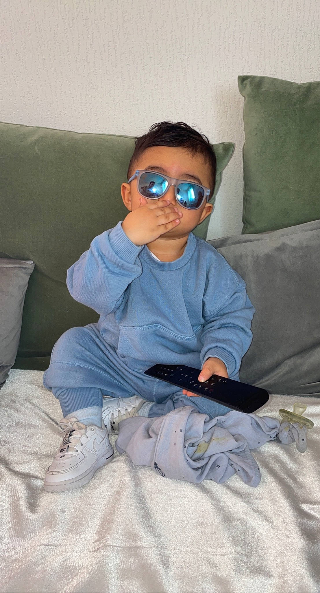 Nahyl participe au concours pour gagner de l'argent avec cette photo : arm, baby_toddler_clothing, comfort, eyewear, face, glasses, goggles, head, human_body, jeans, knee, leg, neck, person, shoulder, skin, sleeve, sunglasses, thigh, toddler