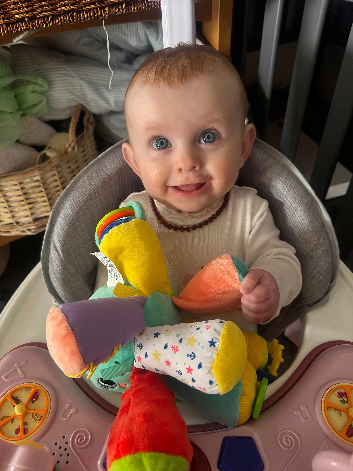 Léna a rejoint le concours — aidez-le/la à gagner de superbes lots ! baby, infant, highchair, toy, plush_toy, smiling, blue_eyes, beaded_necklace, cute, child, indoor, basket, fabric, seat, feeding_chair, happy, portrait, closeup, colorful, nursery