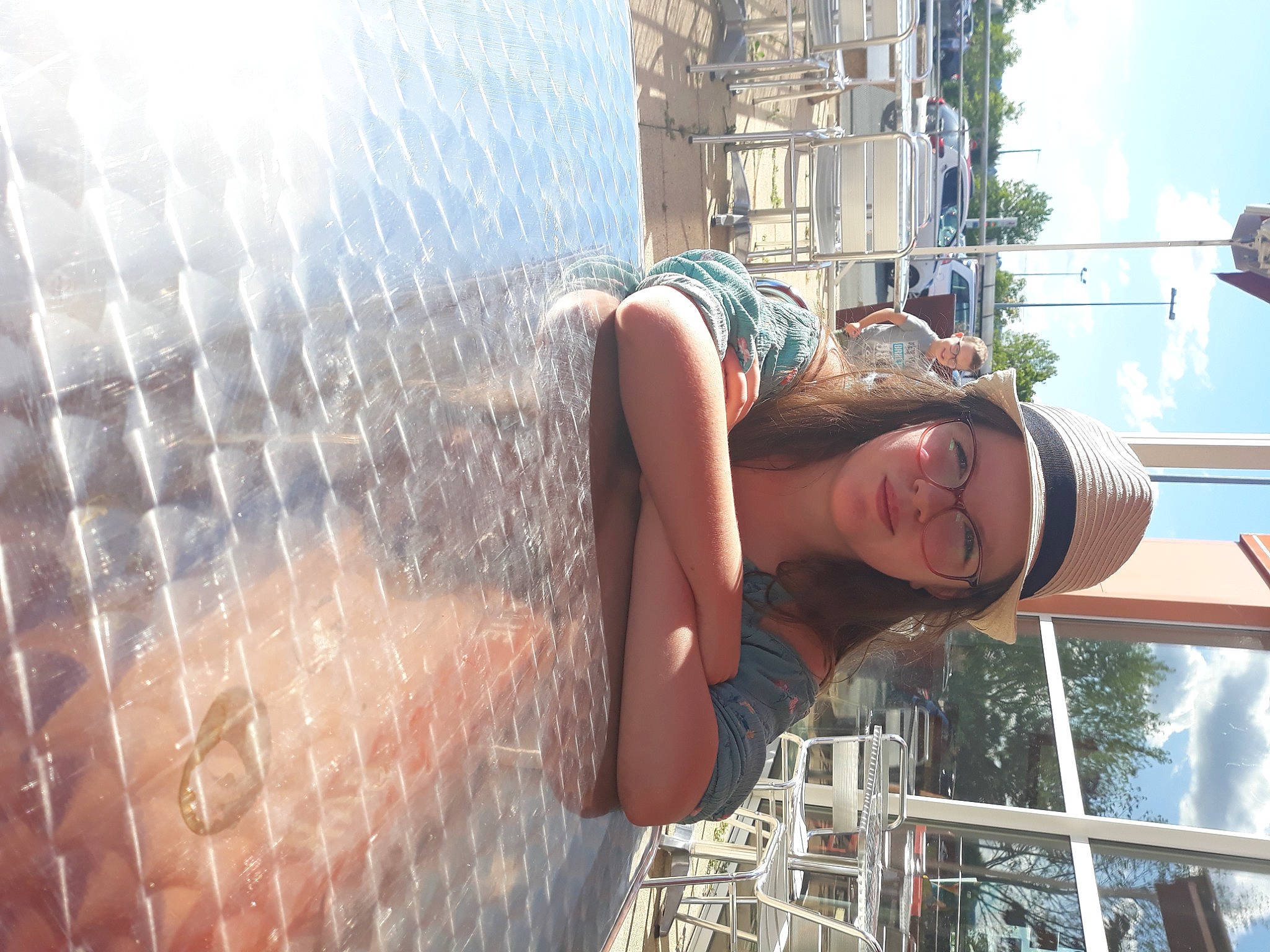 Helena a rejoint le concours — aidez-le/la à gagner de superbes lots ! city, daytime, eyewear, fountain, fun, glasses, happy, headwear, joy, leisure, metal, person, plant, reflection, sky, smile, snapshot, sunglasses, travel, tree