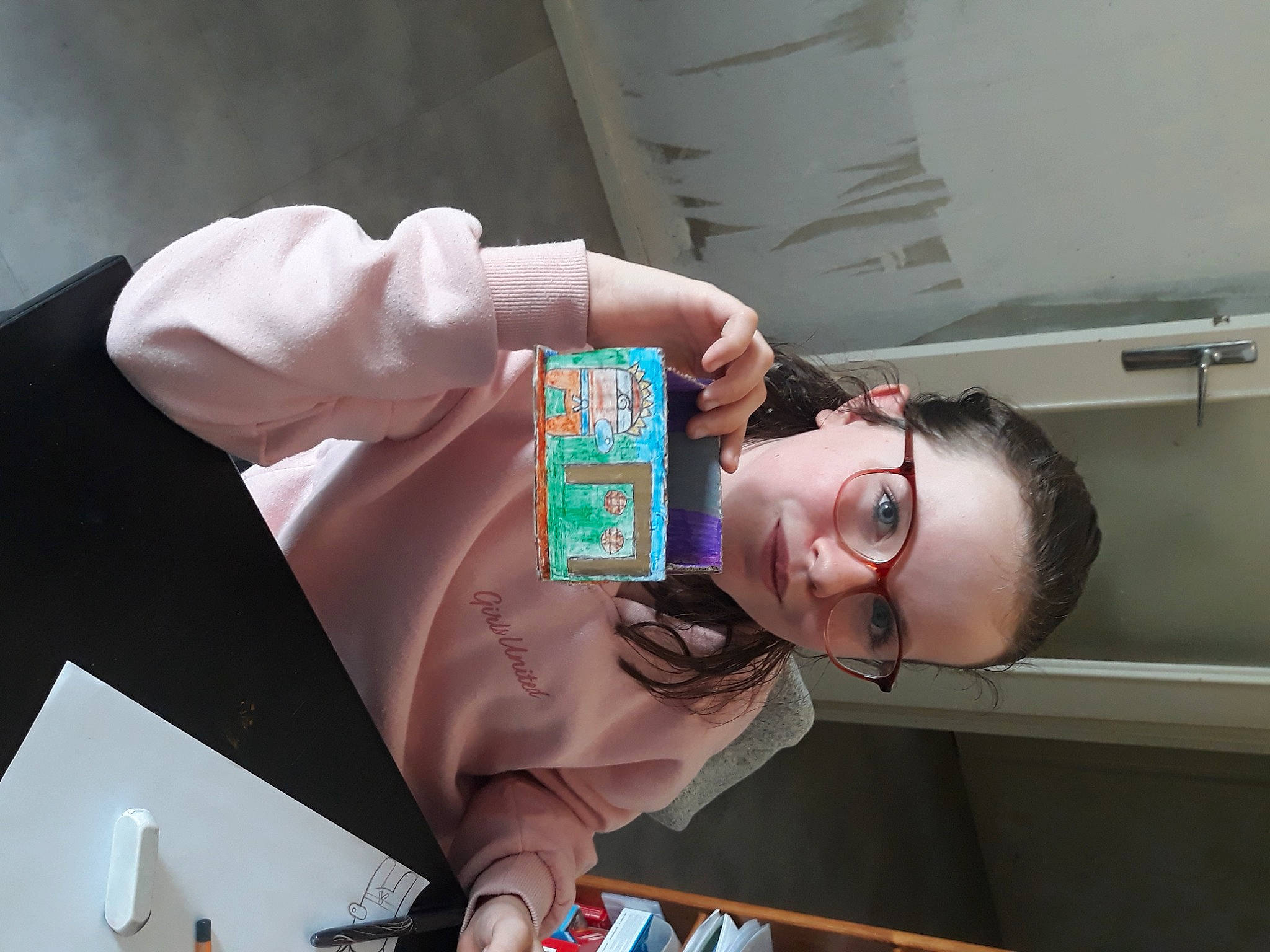 Helena a rejoint le concours — aidez-le/la à gagner de superbes lots ! child, event, eyewear, fun, gesture, health_care, job, nail, person, plastic, room, science, service, smile, thumb, wrist