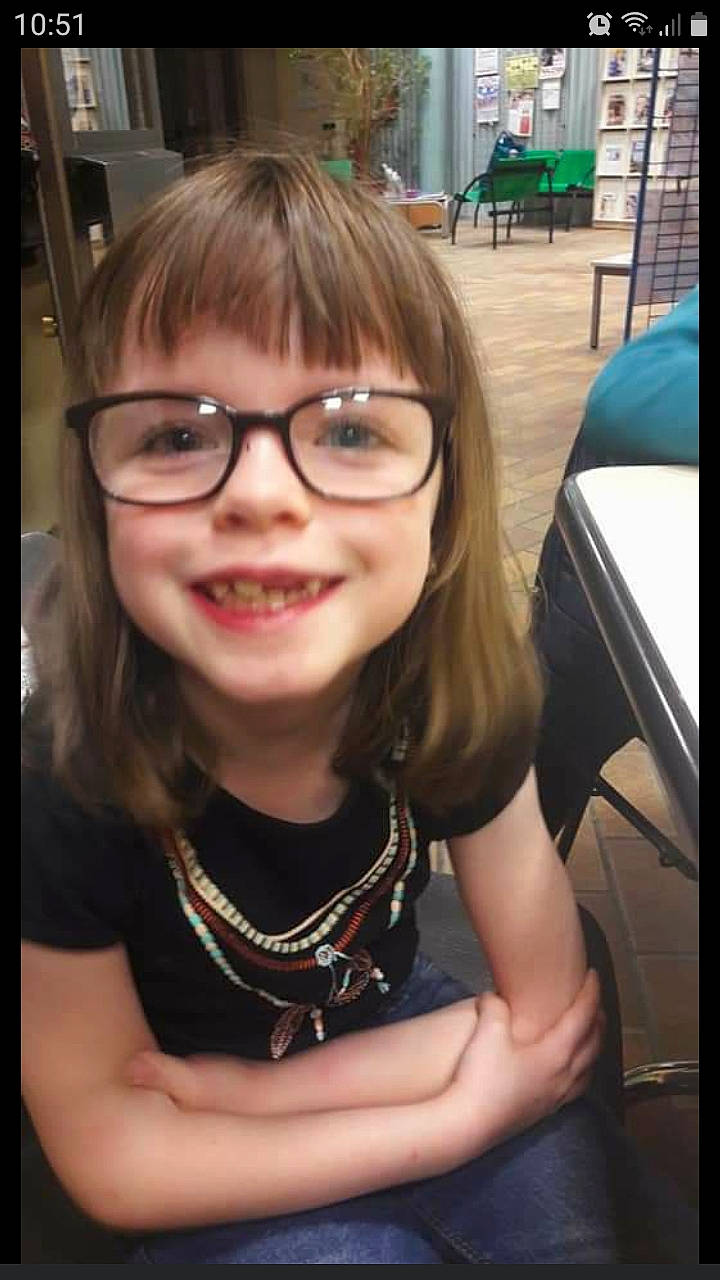 Helena a rejoint le concours — aidez-le/la à gagner de superbes lots ! bangs, chair, cheek, cool, eye, eyebrow, eyelash, eyewear, face, fun, glasses, hair, happy, iris, joy, lip, nose, person, smile, snapshot