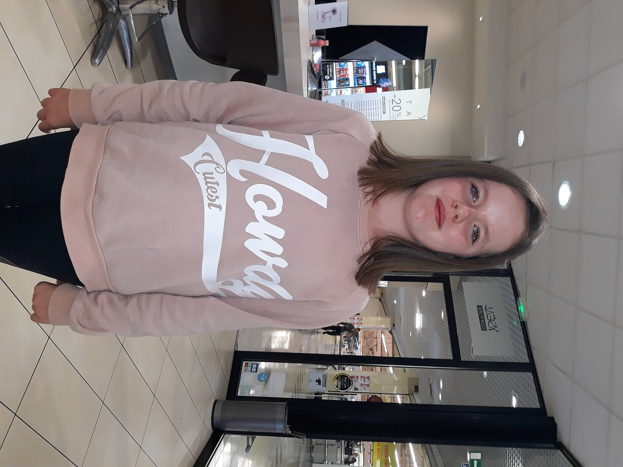 Helena participe au concours pour gagner de l'argent avec cette photo : elbow, fashion, human_leg, joy, machine, person, room, shoulder, sleeve, smile, thigh, waist, wrist