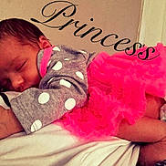 Layla is registered to the contest to win money with this photo: