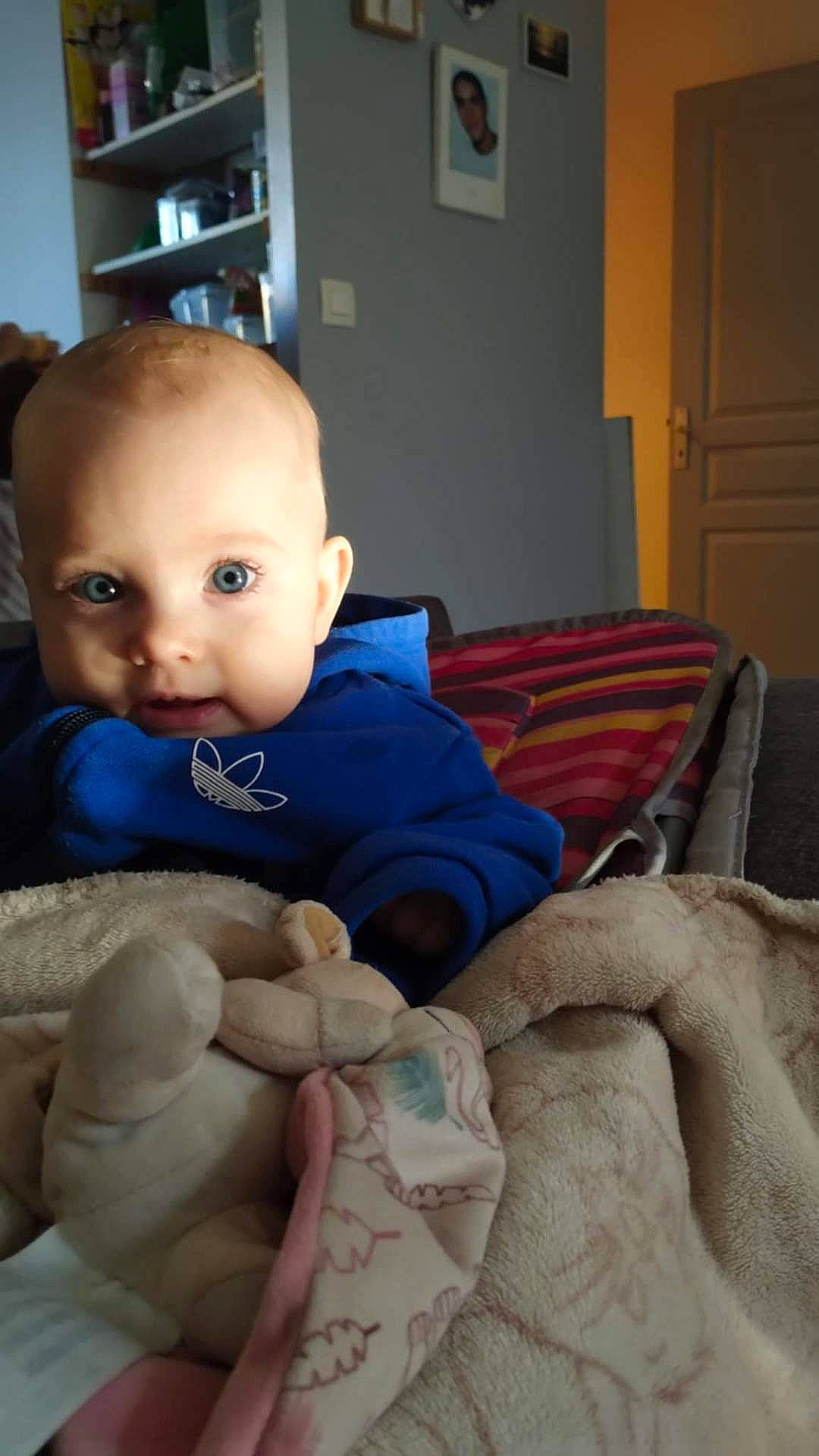 Elynah participe au concours pour gagner de l'argent avec cette photo : baby, bed, bedroom, blanket, bodypart, couch, cushion, face, finger, furniture, hand, head, homedecor, indoors, person, photoframe, photography, portrait, quilt, room