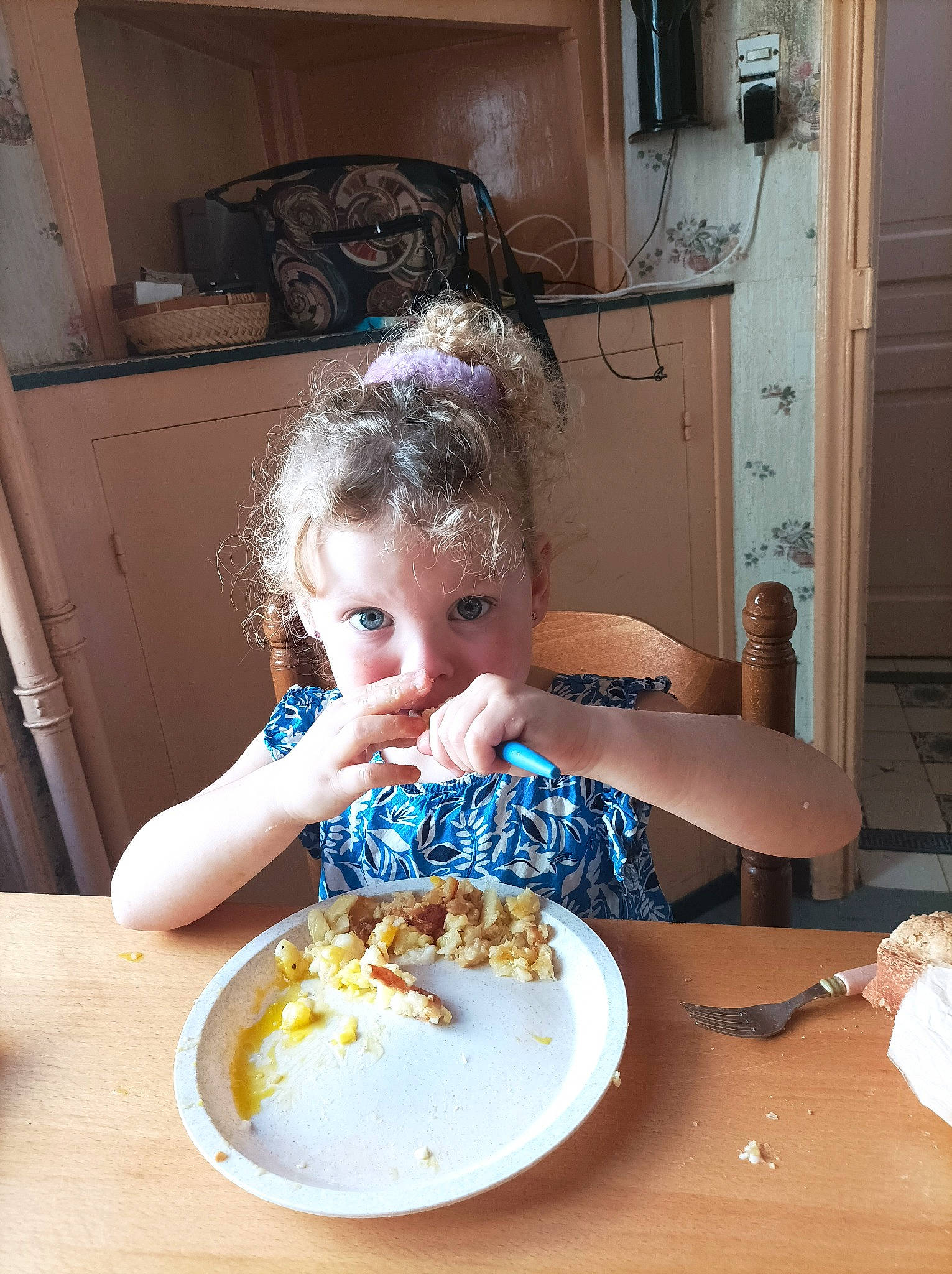 Mileena participe au concours pour gagner de l'argent avec cette photo : baking, cabinetry, chair, comfort_food, cuisine, dish, dishware, food, fork, ingredient, kitchen_utensil, person, plate, porcelain, recipe, serveware, spoon, sweetness, table, tableware