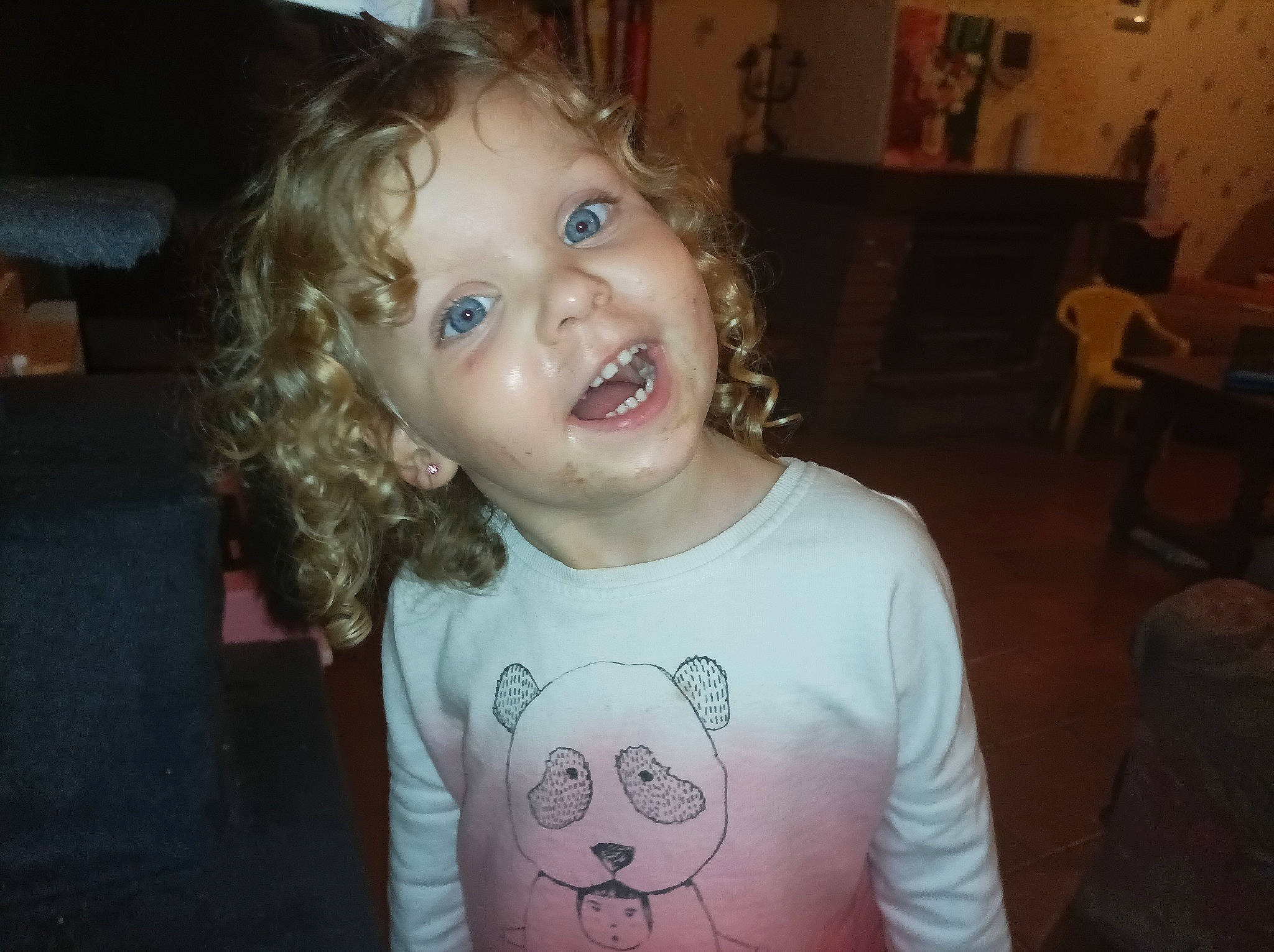 Mileena participe au concours pour gagner de l'argent avec cette photo : baby_toddler_clothing, cheek, chin, cool, ear, eyelash, gesture, happy, iris, jaw, lip, mouth, neck, nose, person, skin, sleeve, smile, t_shirt, toddler