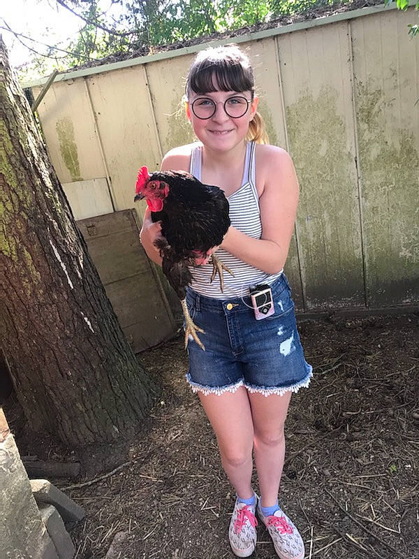 Circé participe au concours pour gagner de l'argent avec cette photo : abdomen, bag, companion_dog, denim, dog_breed, eyewear, fawn, grass, jean_short, joy, knee, luggage_and_bags, person, plaid, shorts, street_fashion, sunglasses, tartan, thigh, tree