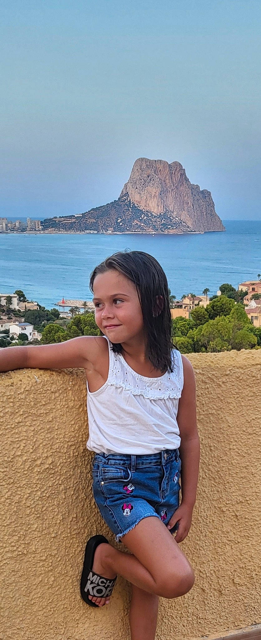 Lyna a rejoint le concours — aidez-le/la à gagner de superbes lots ! azure, coastal_and_oceanic_landforms, denim, electric_blue, fun, happy, headland, horizon, joy, landscape, leisure, person, shore, shorts, sky, summer, t_shirt, toddler, travel, trunk