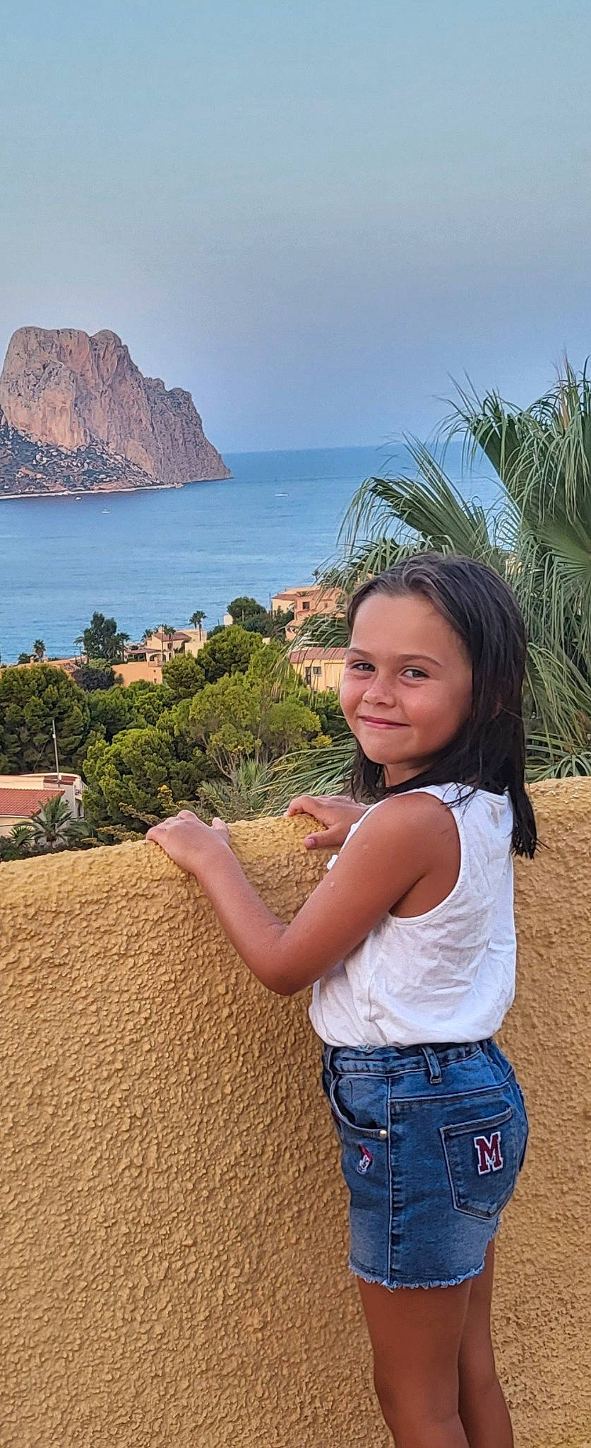 Lyna participe au concours pour gagner de l'argent avec cette photo : arecales, azure, beauty, body_of_water, fun, hair, hairstyle, happy, human, jeans, joy, landscape, leisure, long_hair, nature, person, plant, sky, summer, travel