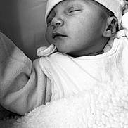 Mya a rejoint le concours — aidez-le/la à gagner de superbes lots ! baby, bed, black_and_white, blanket, child, close_up, clothing, cozy, cute, face, hat, head, indoors, infant, newborn, peaceful, portrait, rest, sleeping, soft_texture