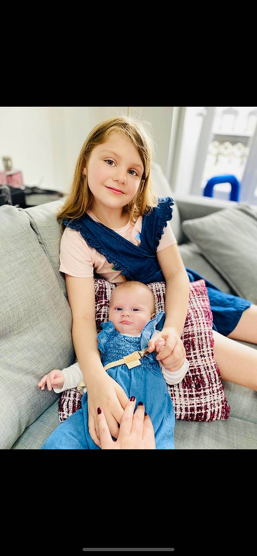 Charlie a rejoint le concours — aidez-le/la à gagner de superbes lots ! baby, beauty, child, comfort, couch, dress, electric_blue, fashion, flash_photography, happy, joy, people, person, photograph, purple, shoulder, skin, smile, snapshot, style