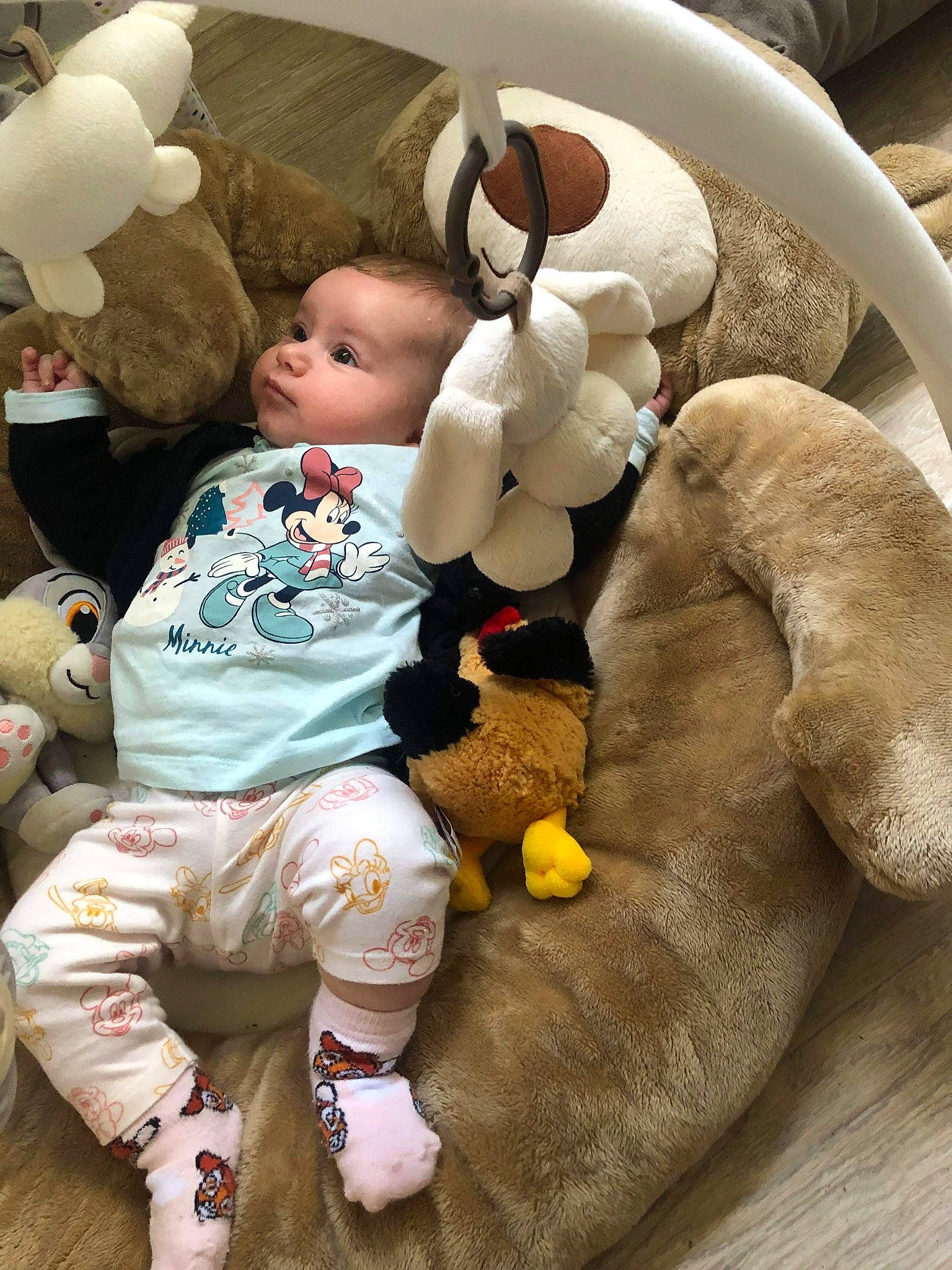 Teylissa participe au concours pour gagner de l'argent avec cette photo : baby, baby_products, baby_toddler_clothing, child, comfort, couch, facial_expression, flooring, fun, fur, happy, human_body, interaction, person, room, sitting, skin, stuffed_toy, textile, toddler