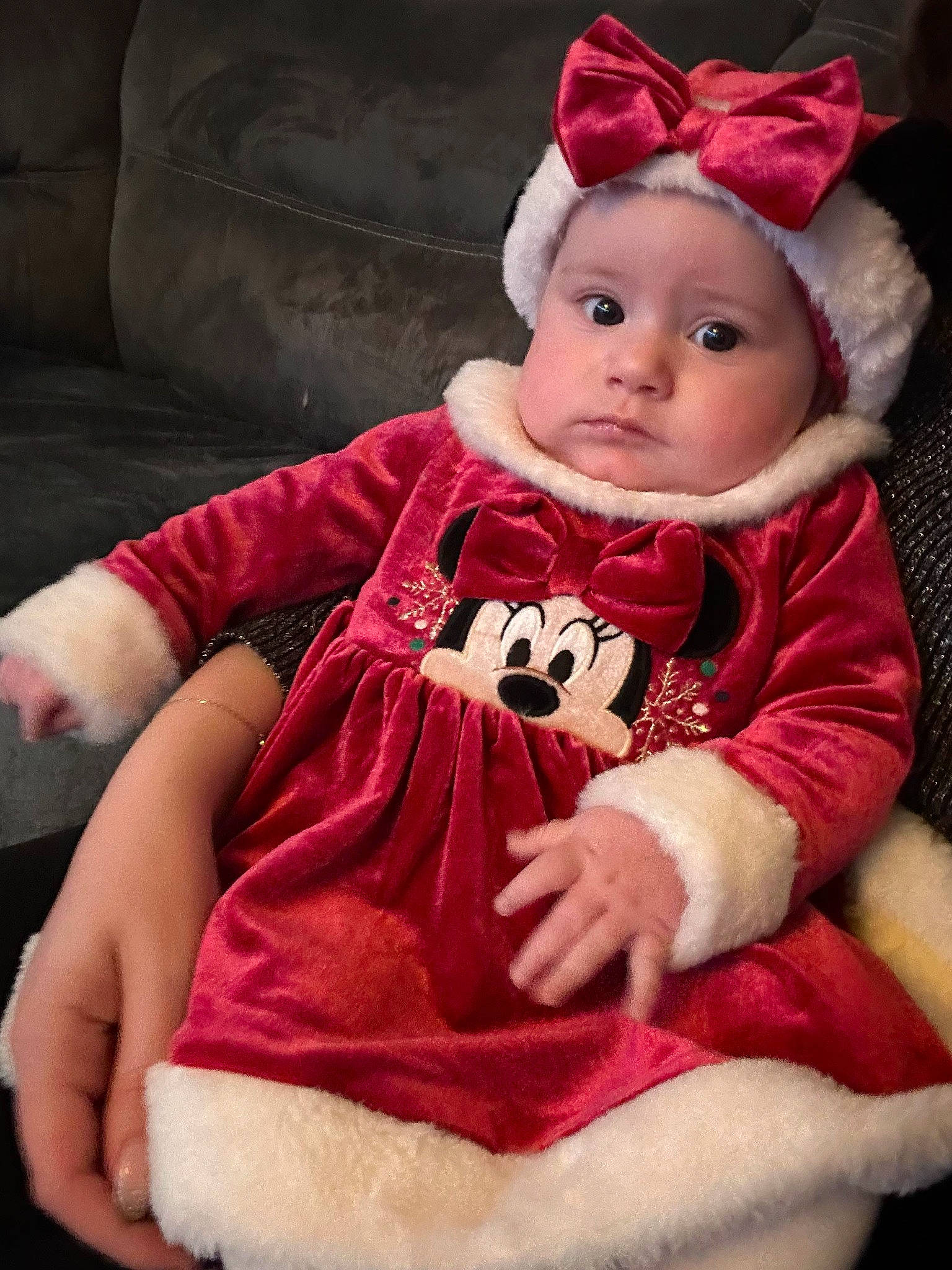 Teylissa a rejoint le concours — aidez-le/la à gagner de superbes lots ! baby, baby_toddler_clothing, beanie, carmine, cheek, child, comfort, costume_hat, couch, fur, hat, headwear, knee, lap, magenta, pattern, person, pink, sitting, skin