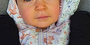 Margot a rejoint le concours — aidez-le/la à gagner de superbes lots ! child, baby, face, blue_eyes, hooded_jacket, animal_print, car_seat, seatbelt, clothing, cute, portrait, young_child, straps, winter_wear, closeup, person, infant, head, eyelashes, hair