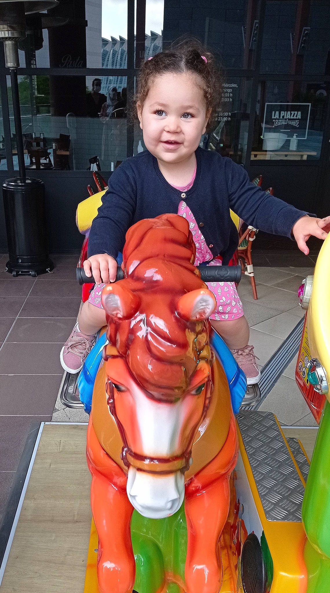 Sanaa a rejoint le concours — aidez-le/la à gagner de superbes lots ! amusement_ride, event, eye, fashion, fawn, fun, hairstyle, happy, head, horse_tack, joint, leisure, neck, person, personal_protective_equipment, recreation, smile, thigh, toddler, working_animal