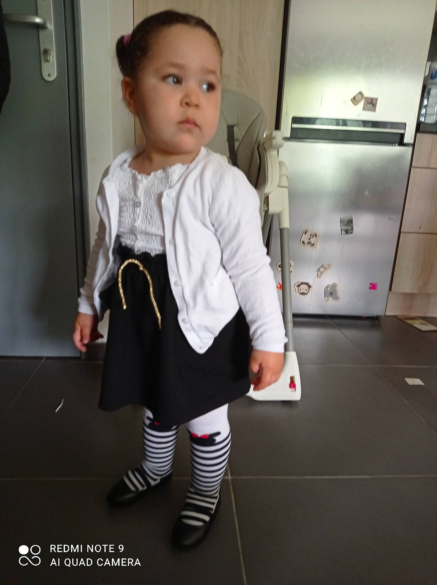 Sanaa participe au concours pour gagner de l'argent avec cette photo : baby, baby_toddler_clothing, boot, cabinetry, chest_of_drawers, drawer, fashion_design, flooring, gas, home_appliance, human_leg, joint, kitchen_appliance, knee, person, refrigerator, sleeve, sock, sportswear, thigh