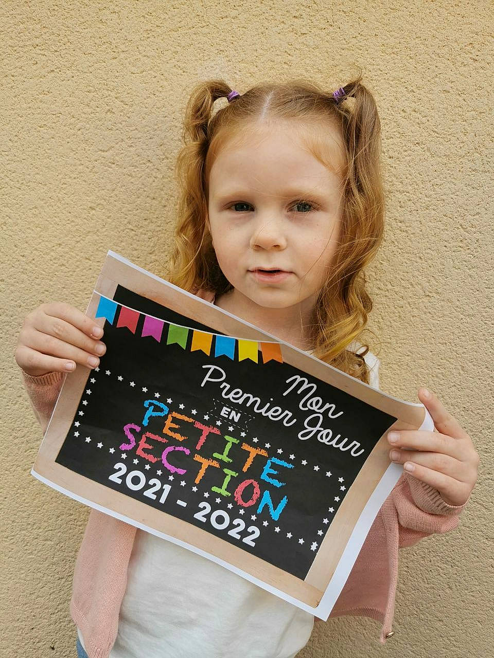 Naomie a rejoint le concours — aidez-le/la à gagner de superbes lots ! blackboard, chalk, child, cool, easel, eyelash, face, facial_expression, font, fun, hair, handwriting, happy, human, pattern, person, poster, rectangle, t_shirt, toddler