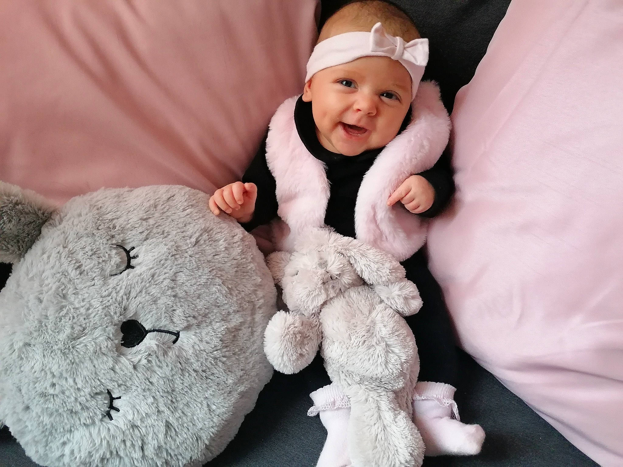 Malia a rejoint le concours — aidez-le/la à gagner de superbes lots ! baby, baby_sleeping, baby_toddler_clothing, cheek, child, comfort, finger, fur, gesture, hand, happy, headwear, nose, person, skin, sleeve, smile, stuffed_toy, teddy_bear, toddler